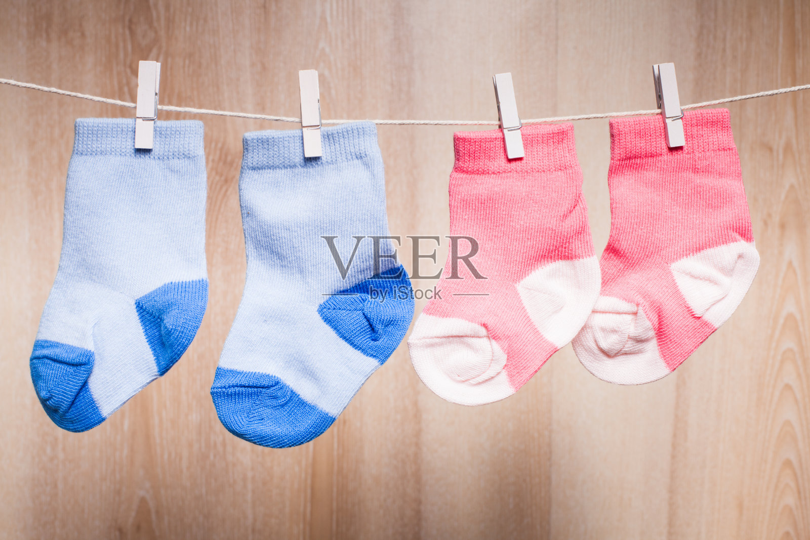 绳子上的婴儿袜照片摄影图片