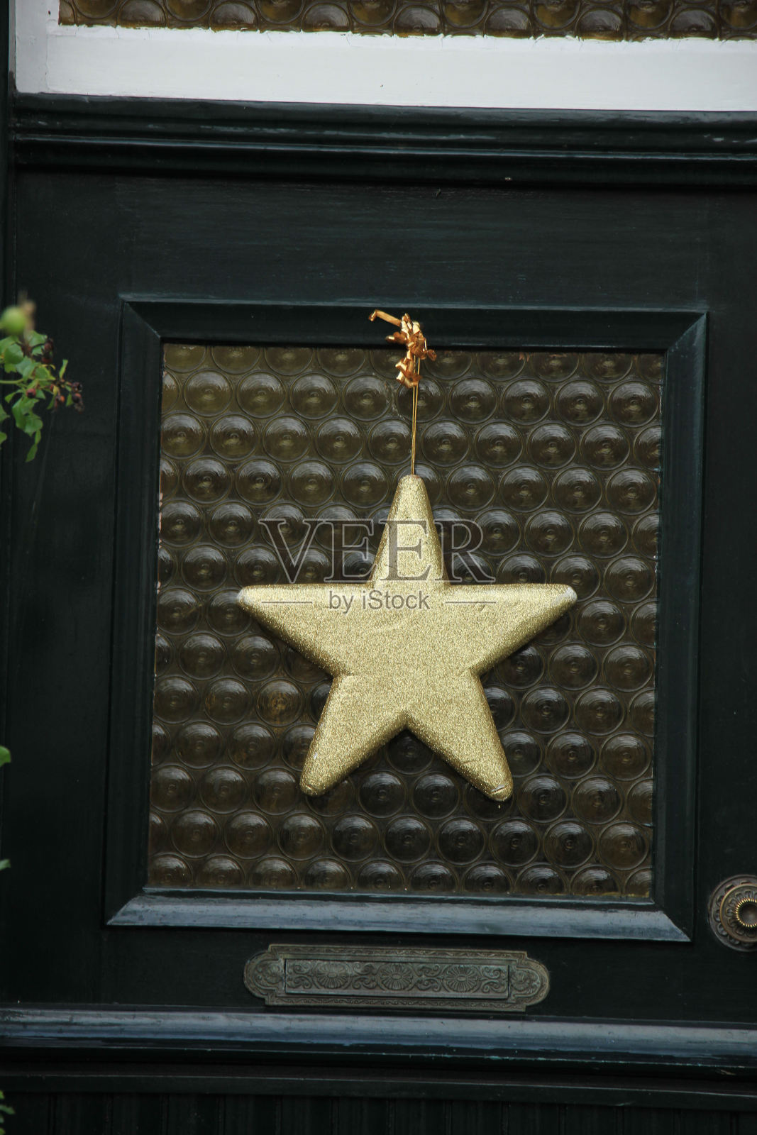 玻璃门上的金色星星照片摄影图片