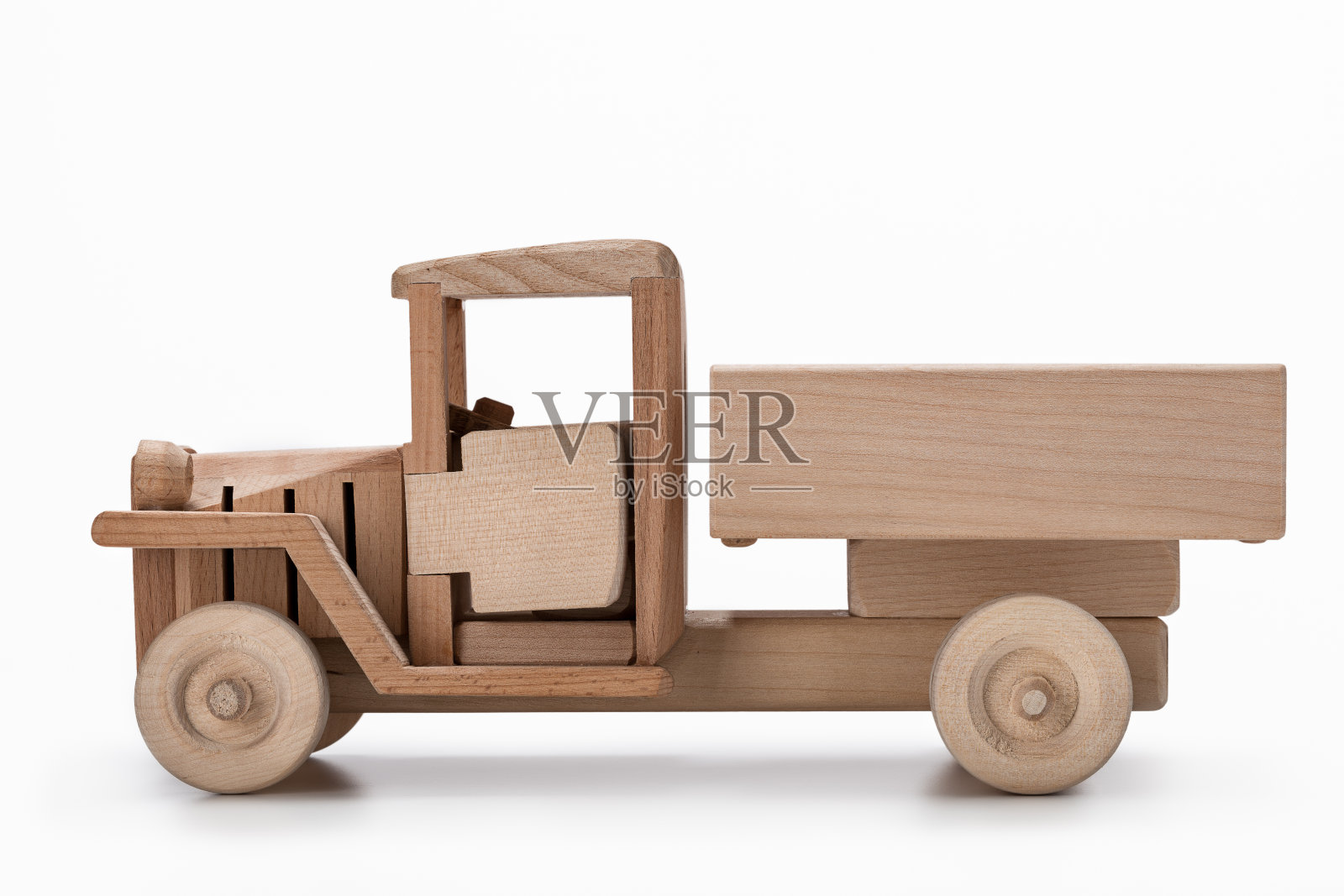 木制卡车侧视图孤立的白色背景。照片摄影图片