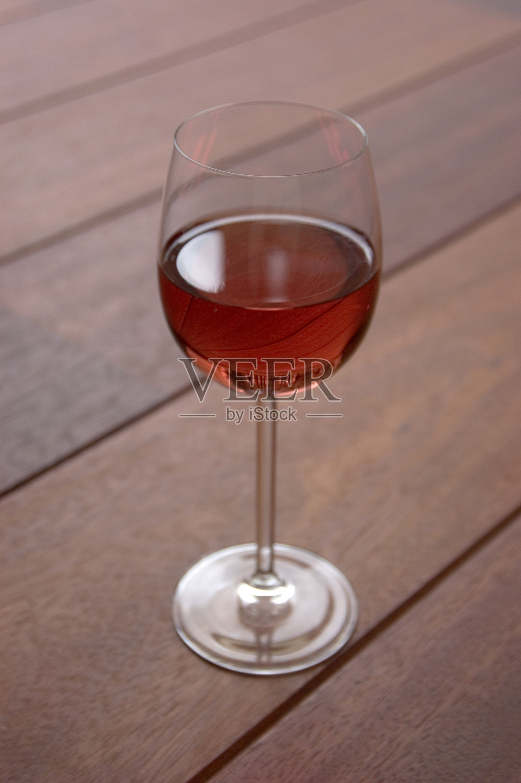 一杯玫瑰(粉色)葡萄酒照片摄影图片