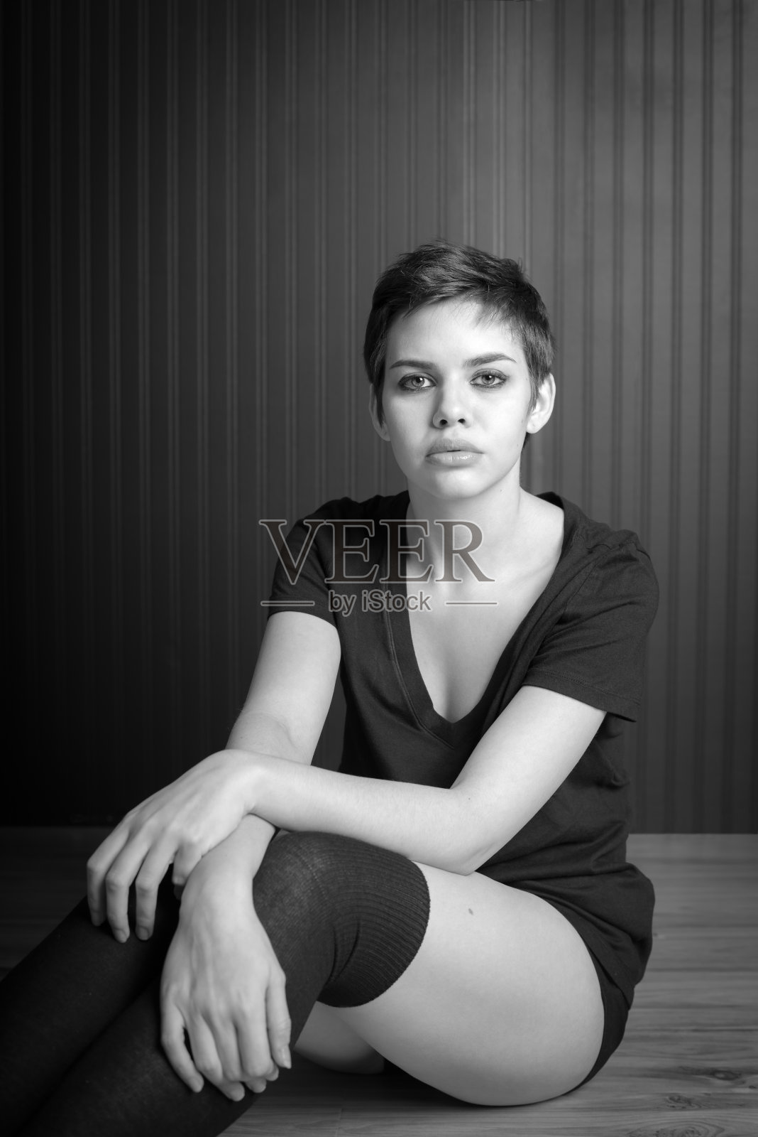 表情柔和的年轻女性照片摄影图片