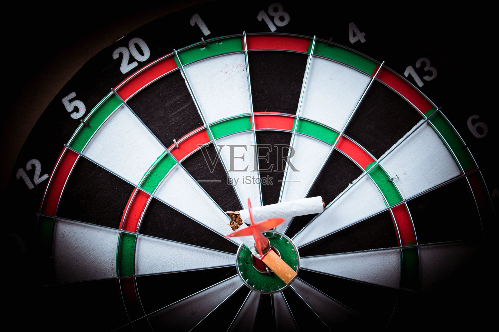 禁止吸烟，香烟在飞镖目标照片摄影图片