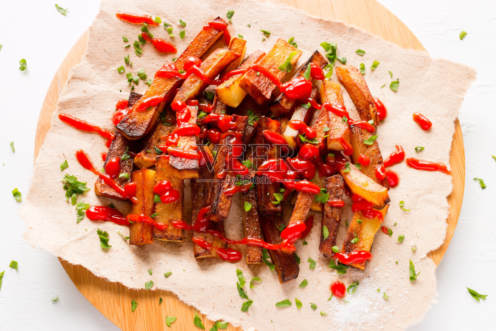 在砧板上用蔬菜和番茄酱炸土豆照片摄影图片