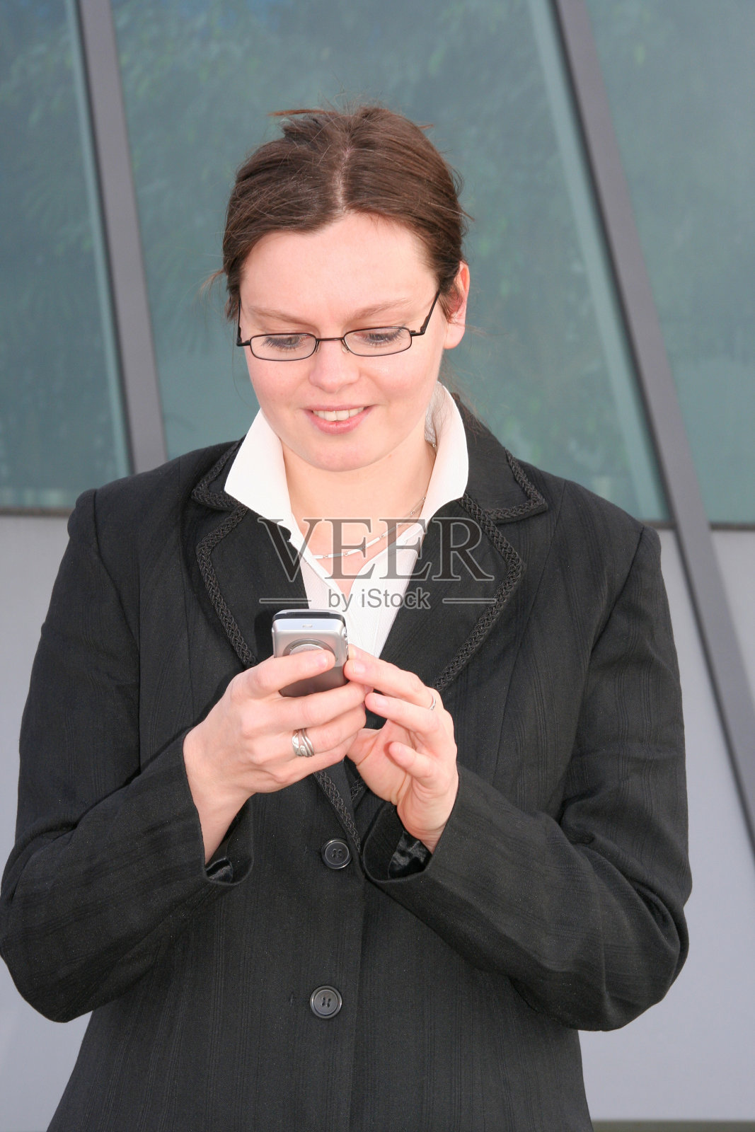 女商人在手机上收到一条信息照片摄影图片