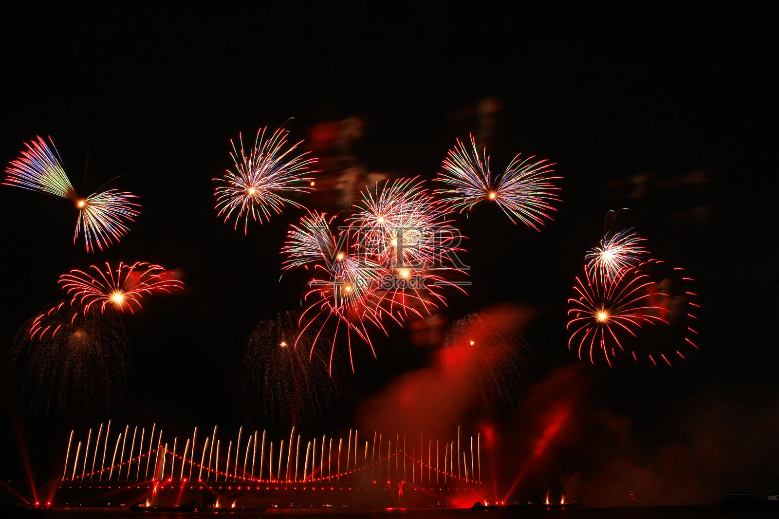 烟花在桥照片摄影图片