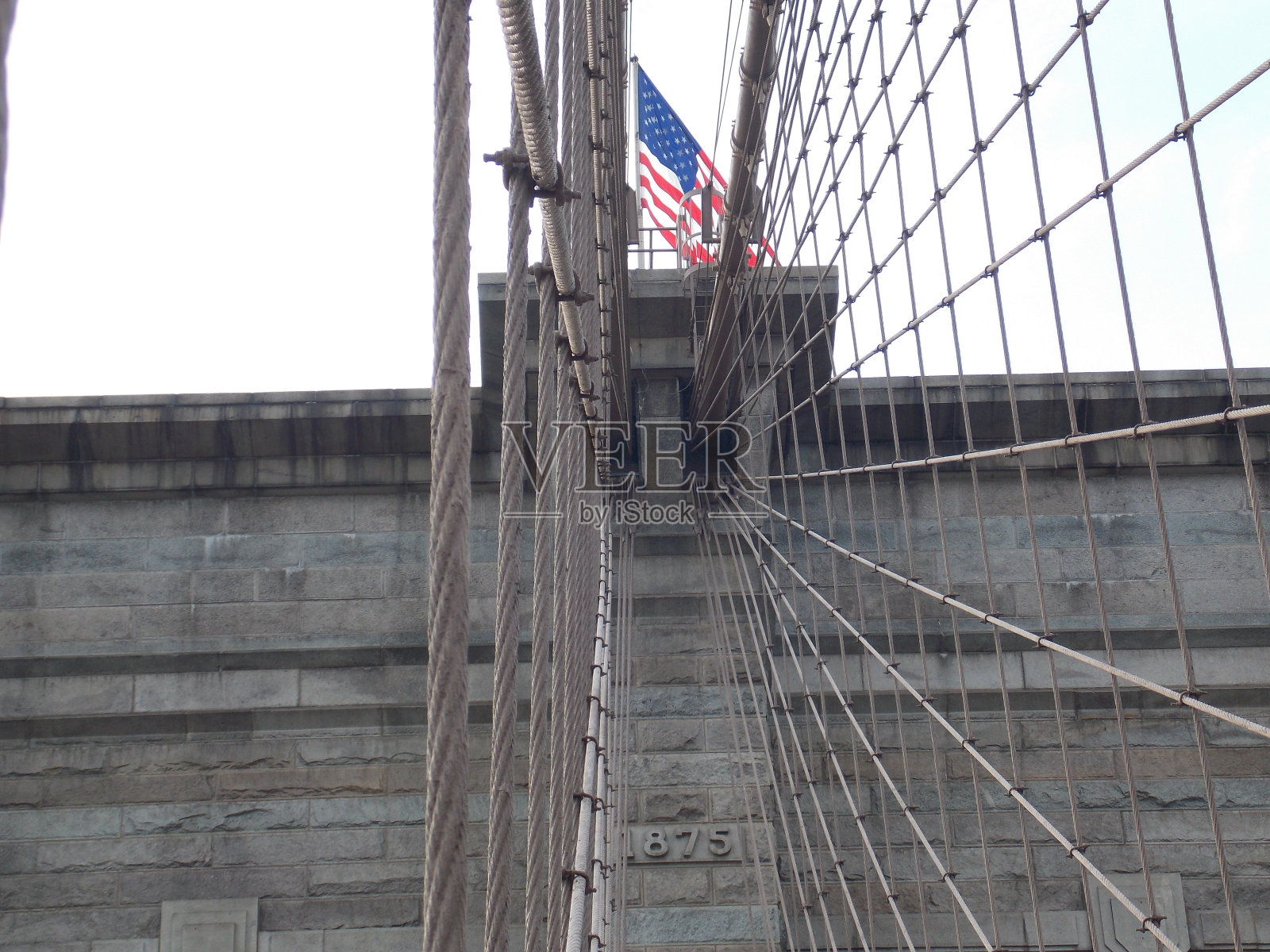 桥的上部有美国国旗照片摄影图片