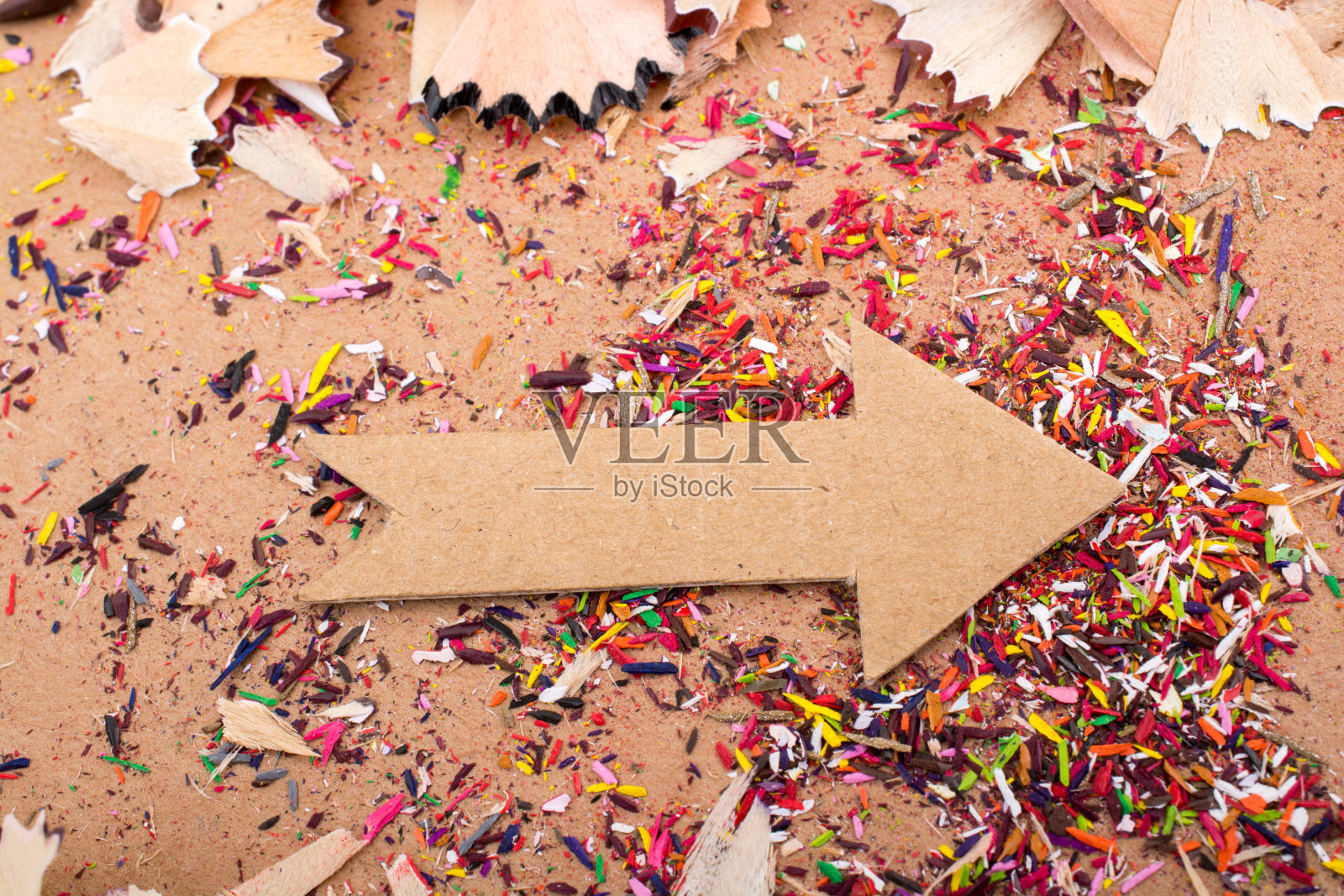 在铅笔屑中从纸上剪下的箭头照片摄影图片