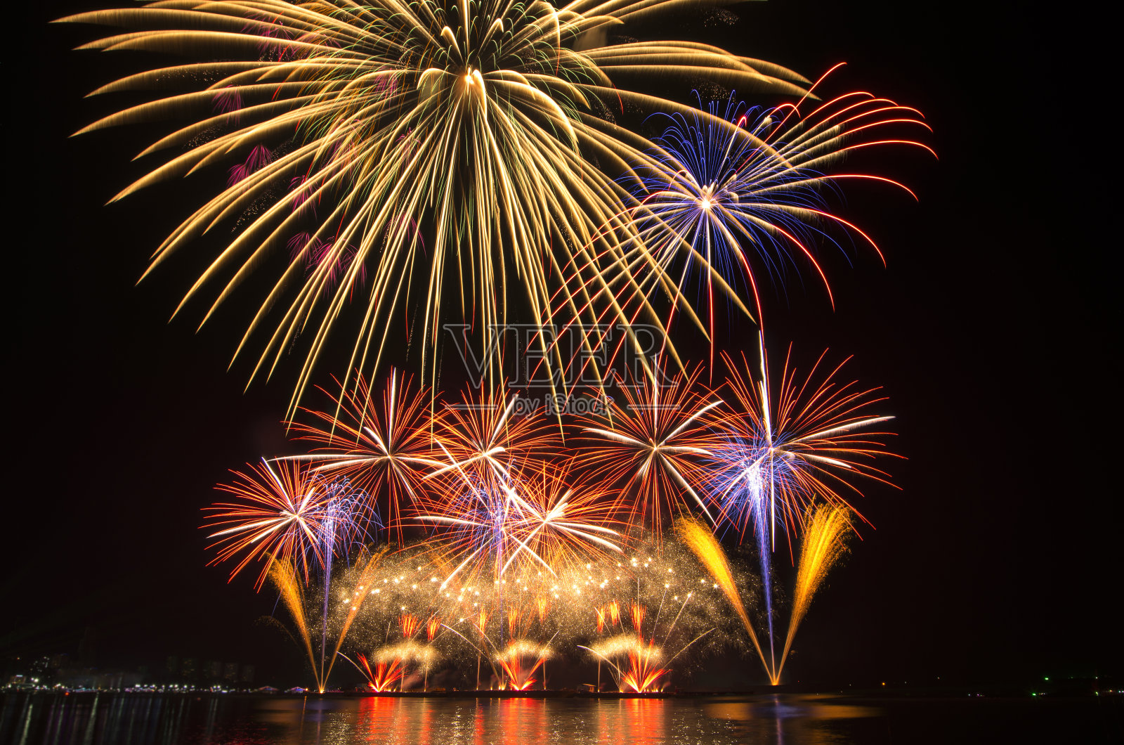 五彩缤纷的烟花庆祝照片摄影图片