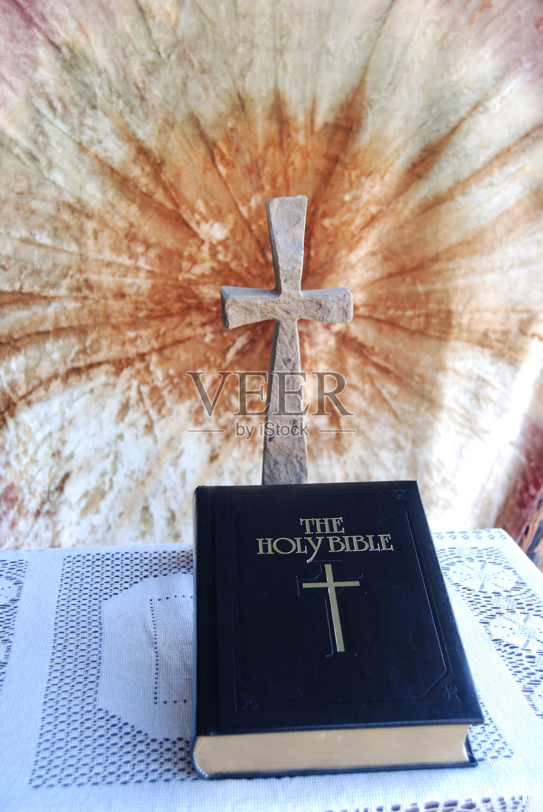 圣经和交叉照片摄影图片