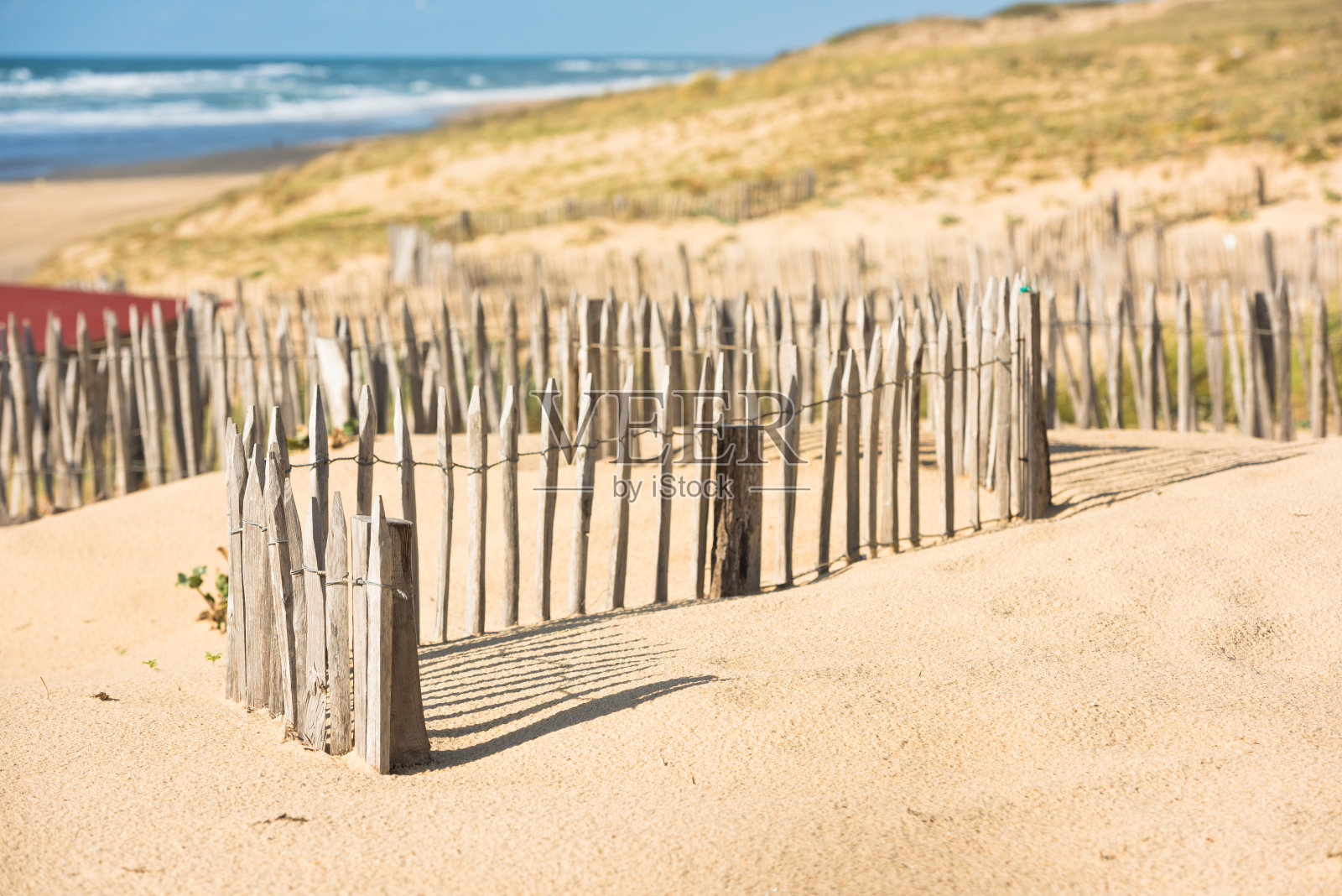 法国大西洋海滩上的木栅栏照片摄影图片