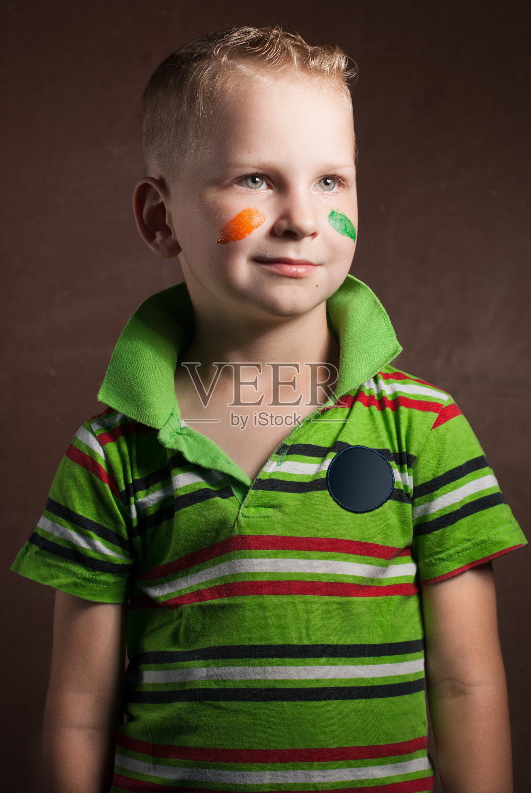 小男孩是爱尔兰的粉丝照片摄影图片