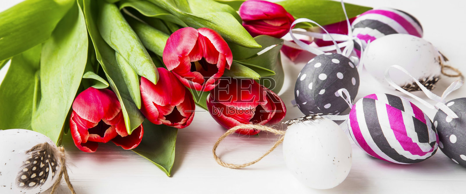 装饰复活节彩蛋的春天郁金香照片摄影图片