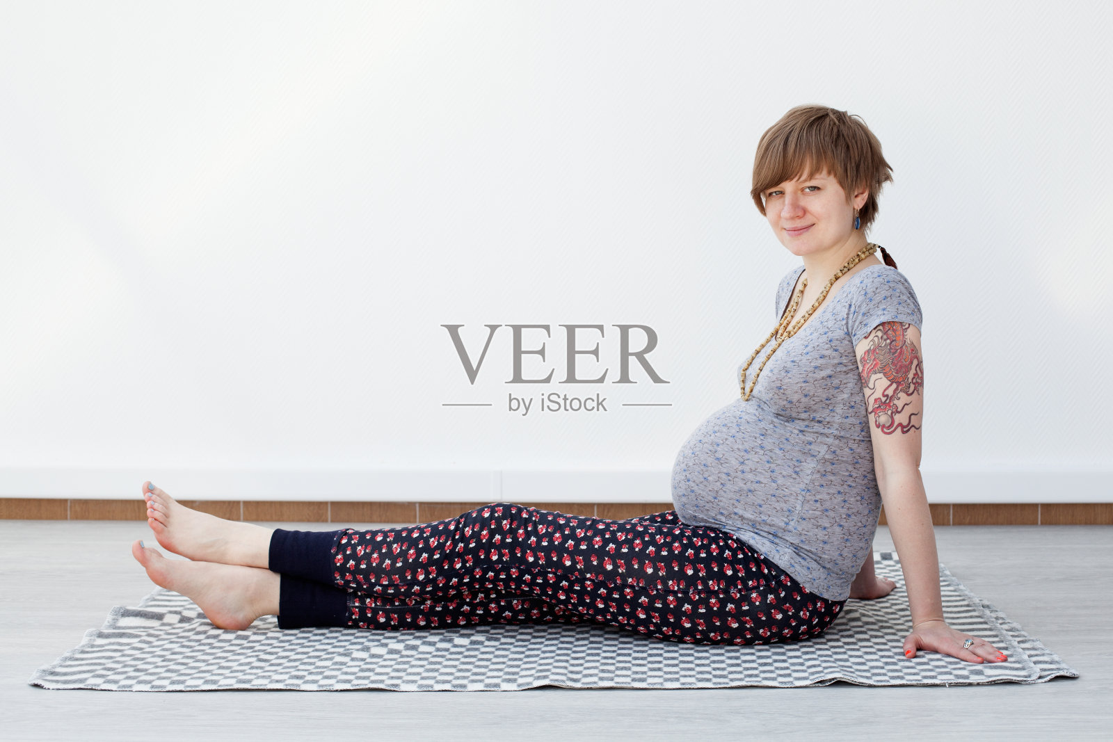 年轻的孕妇照片摄影图片