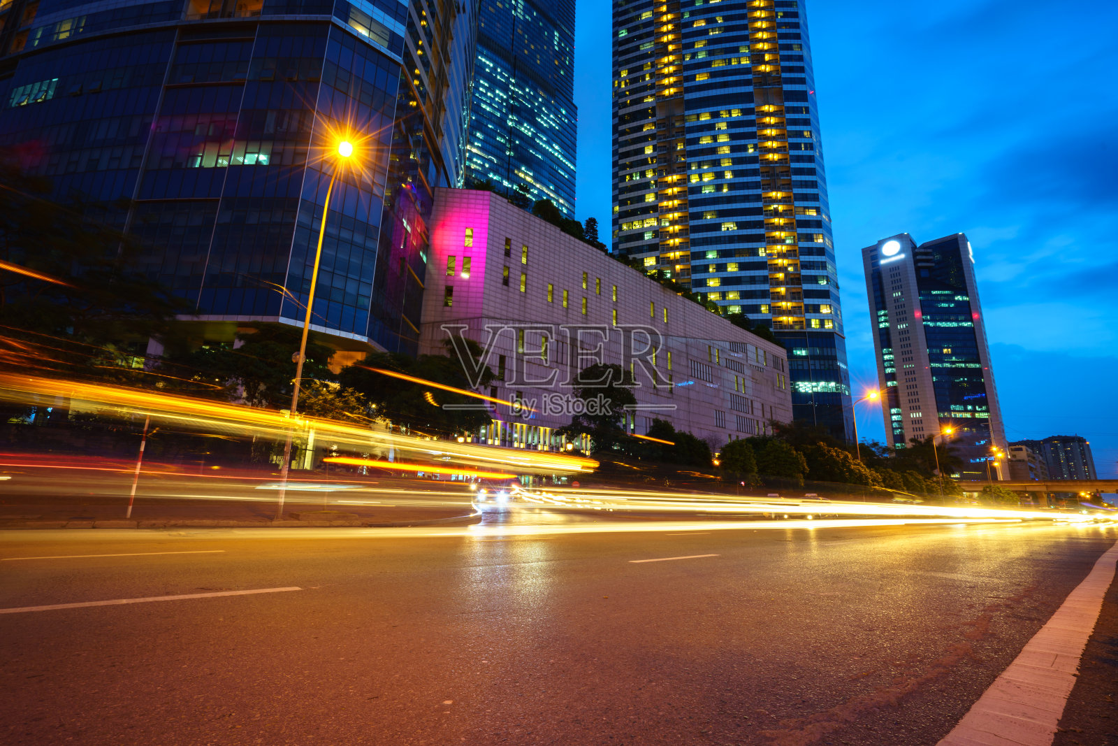 现代城市夜景与灯光小径。照片摄影图片