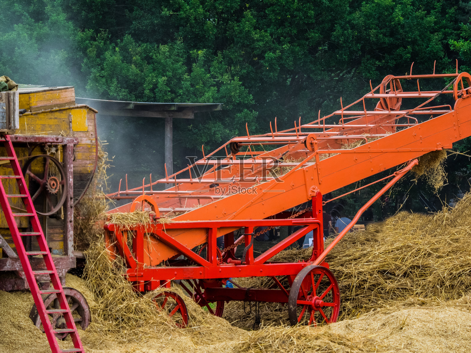 蒸汽驱动干草脱粒机和捆机照片摄影图片