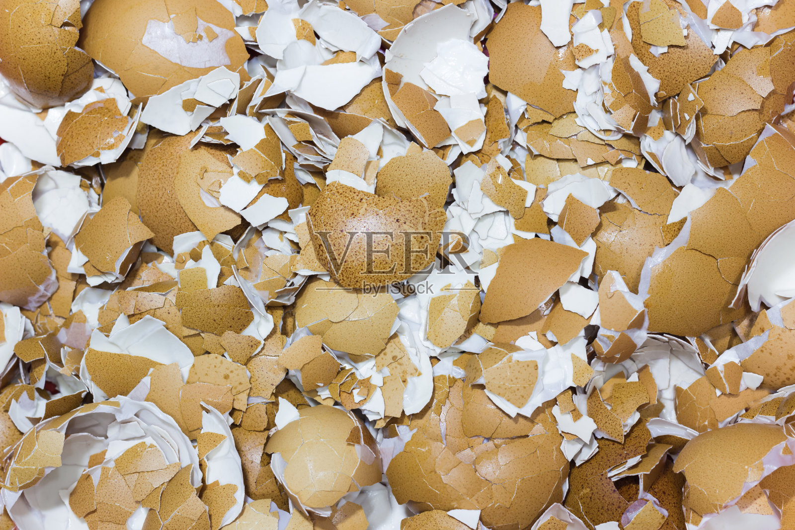 碎蛋壳的背景图片。裂纹蛋照片摄影图片