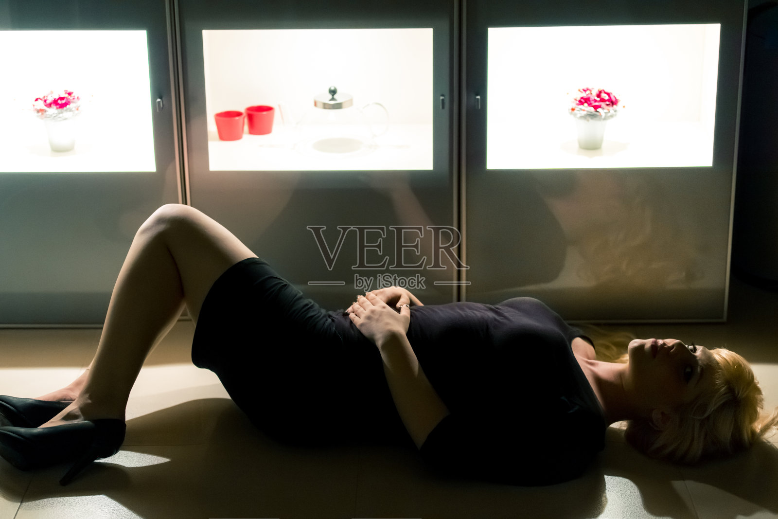 身着晚礼服的优雅女士照片摄影图片