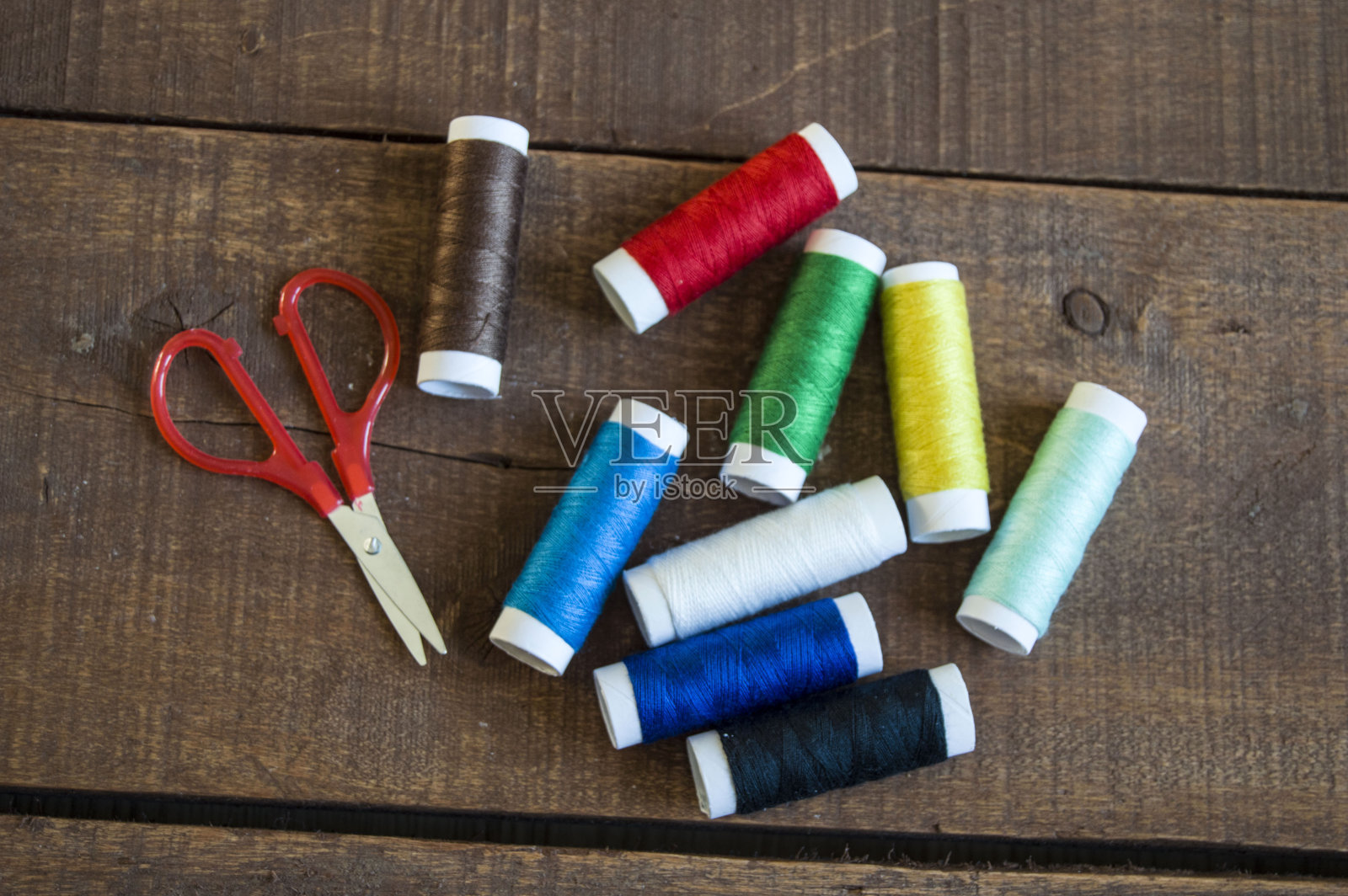 缝纫针和彩线轴、五彩线轴、缝纫针、剪刀和剪刀、裁剪材料、照片摄影图片