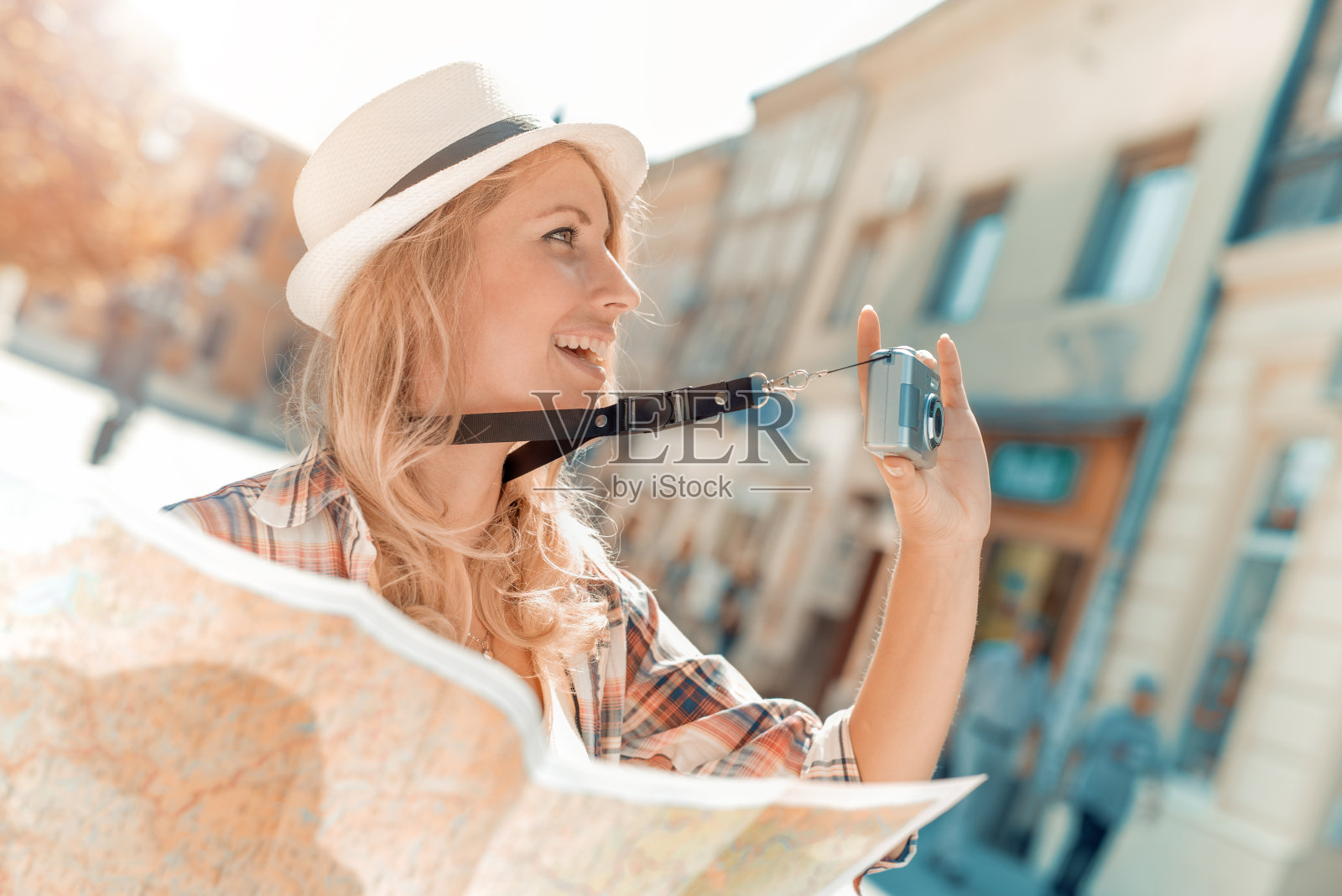 快乐的年轻女人用着城市地图照片摄影图片