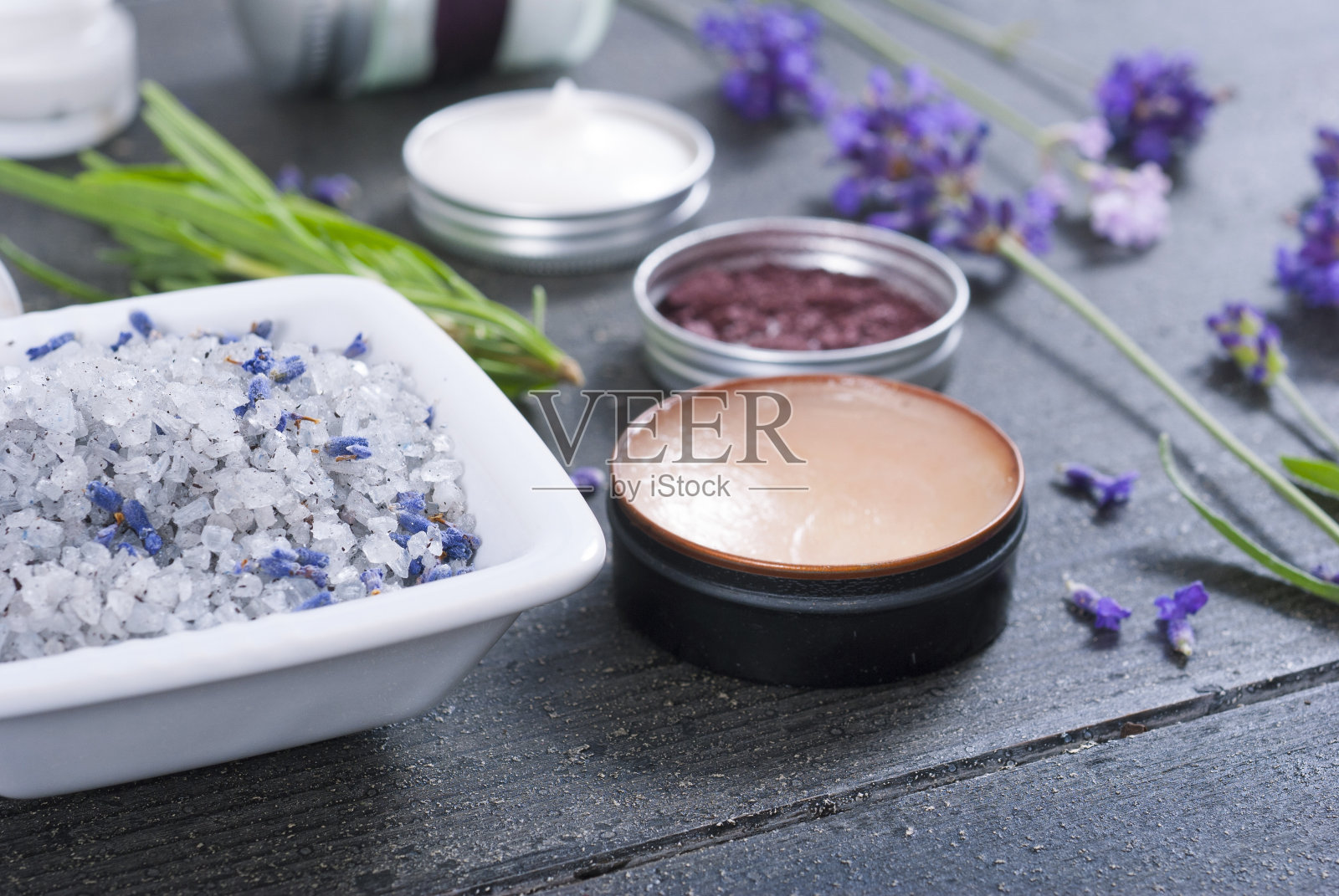 黑色带薰衣草色的美容产品样品照片摄影图片