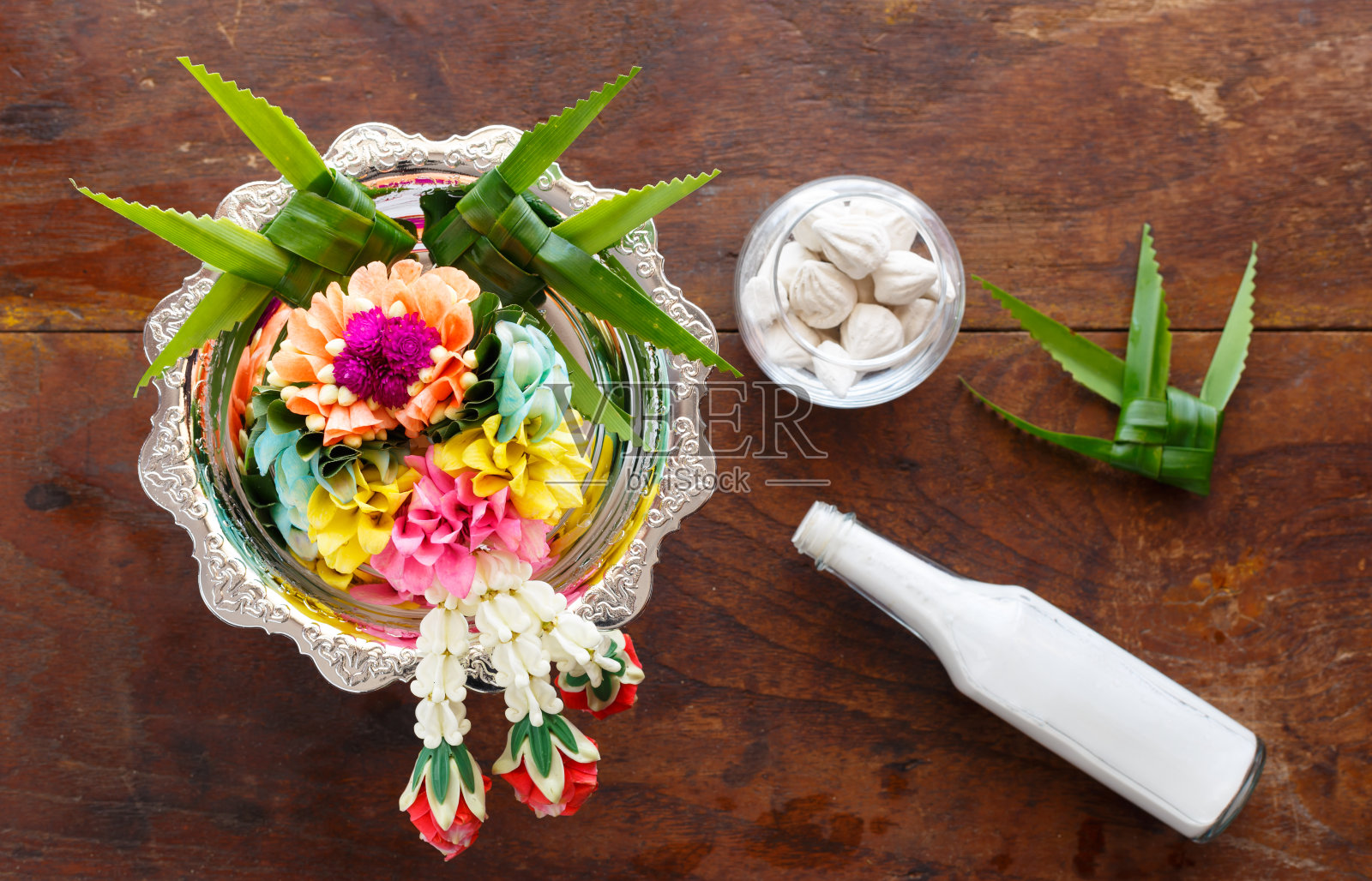 水在水斗与五颜六色的花基座为宋干节，泰国，Vintage照片摄影图片