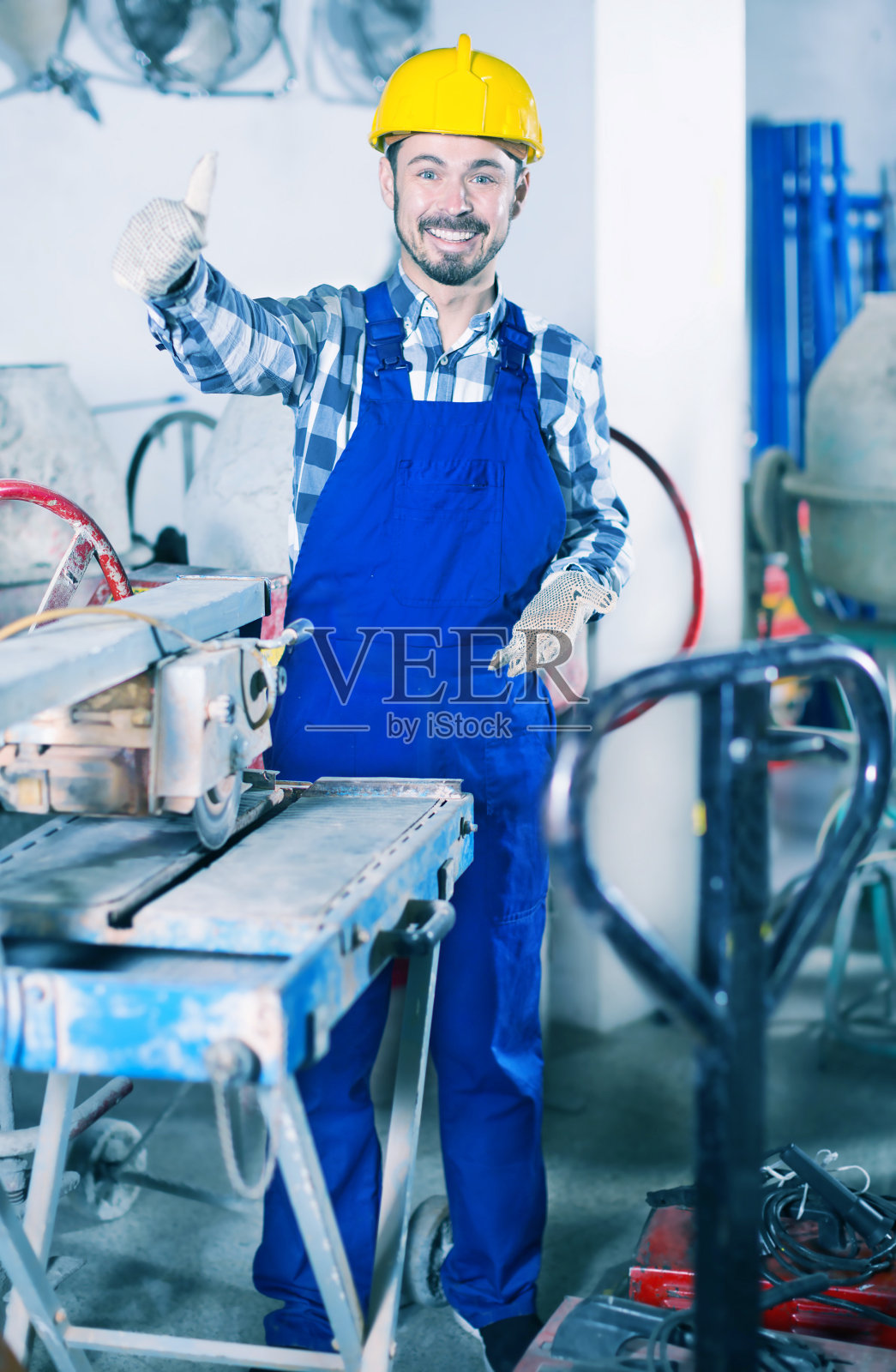 工人练习用圆盘锯机照片摄影图片