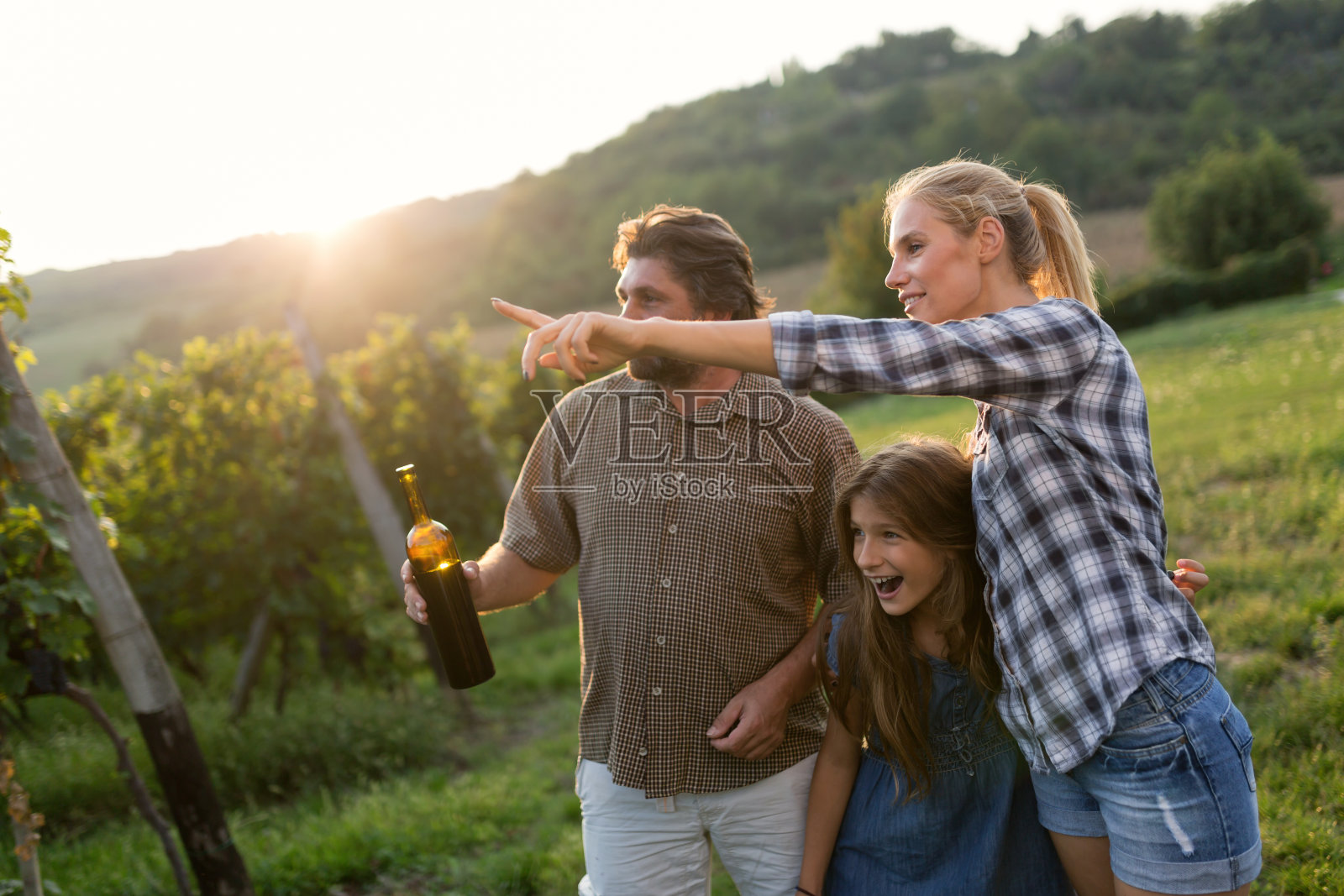 酿酒师家族在酒庄的葡萄园品尝葡萄酒照片摄影图片