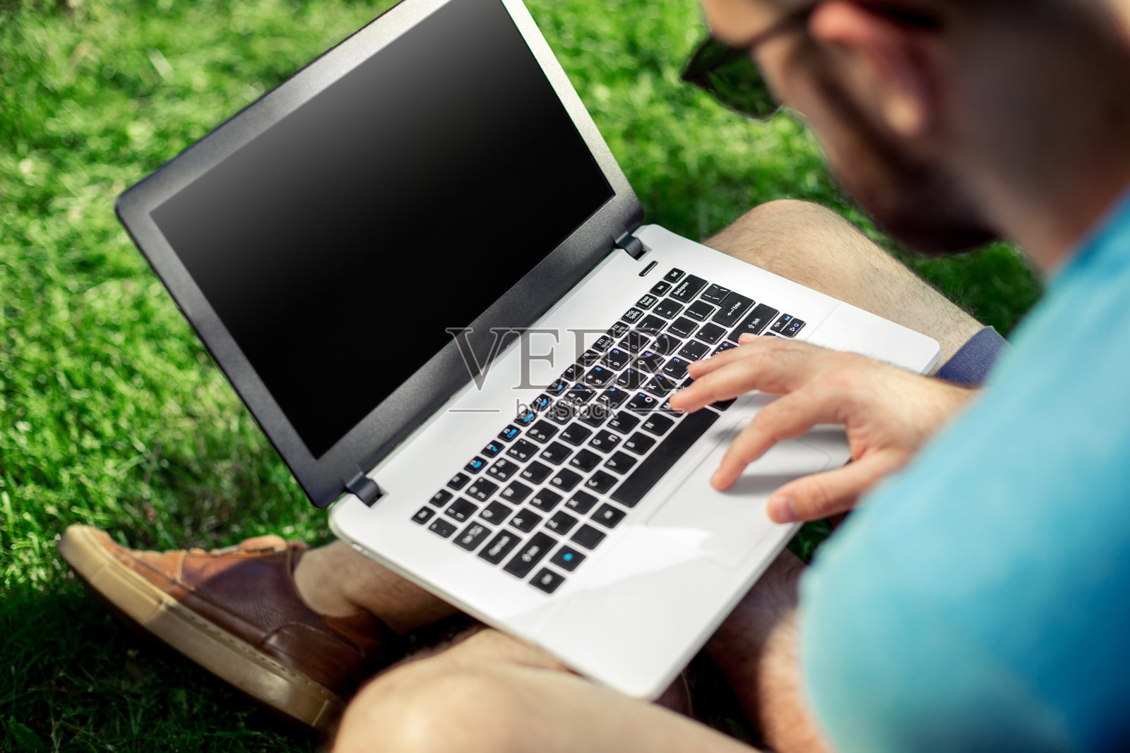 俯视图男性手使用笔记本电脑在户外在城市设置键盘打字，商人自由职业者在电脑上工作照片摄影图片