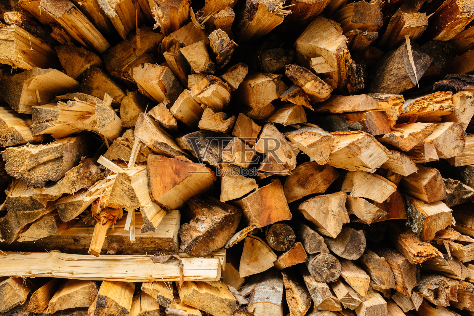 储存的木头准备加热，切碎照片摄影图片