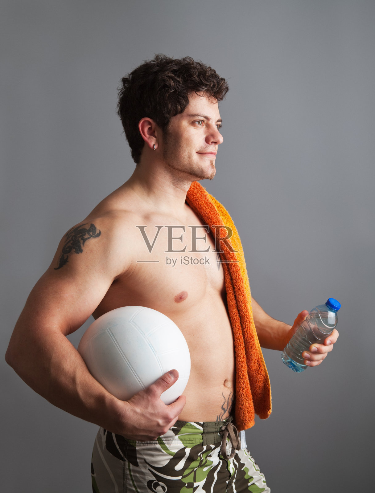 一个年轻人要去海滩照片摄影图片