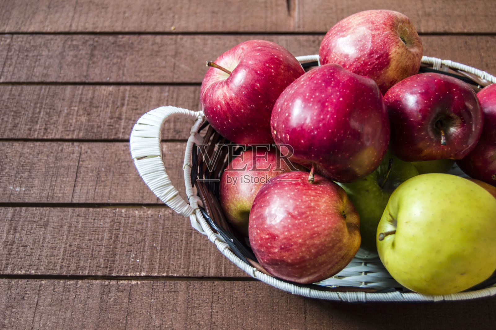 篮子里有红苹果，篮子里装满苹果，真正的木地板上有苹果图片，照片摄影图片
