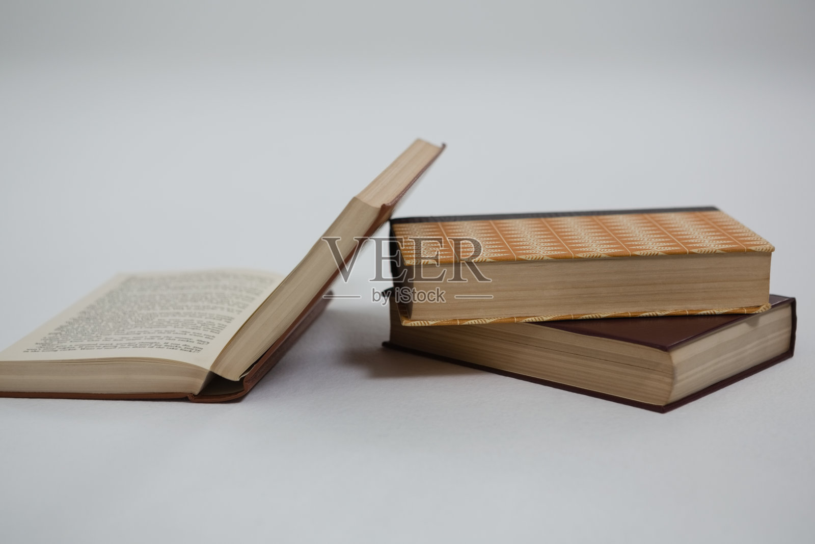 白色背景的书照片摄影图片