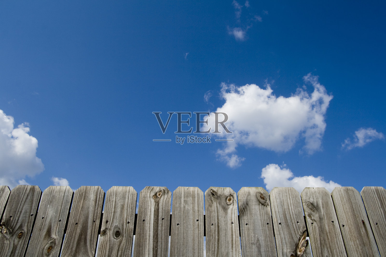 尖桩栅栏和蓝天照片摄影图片