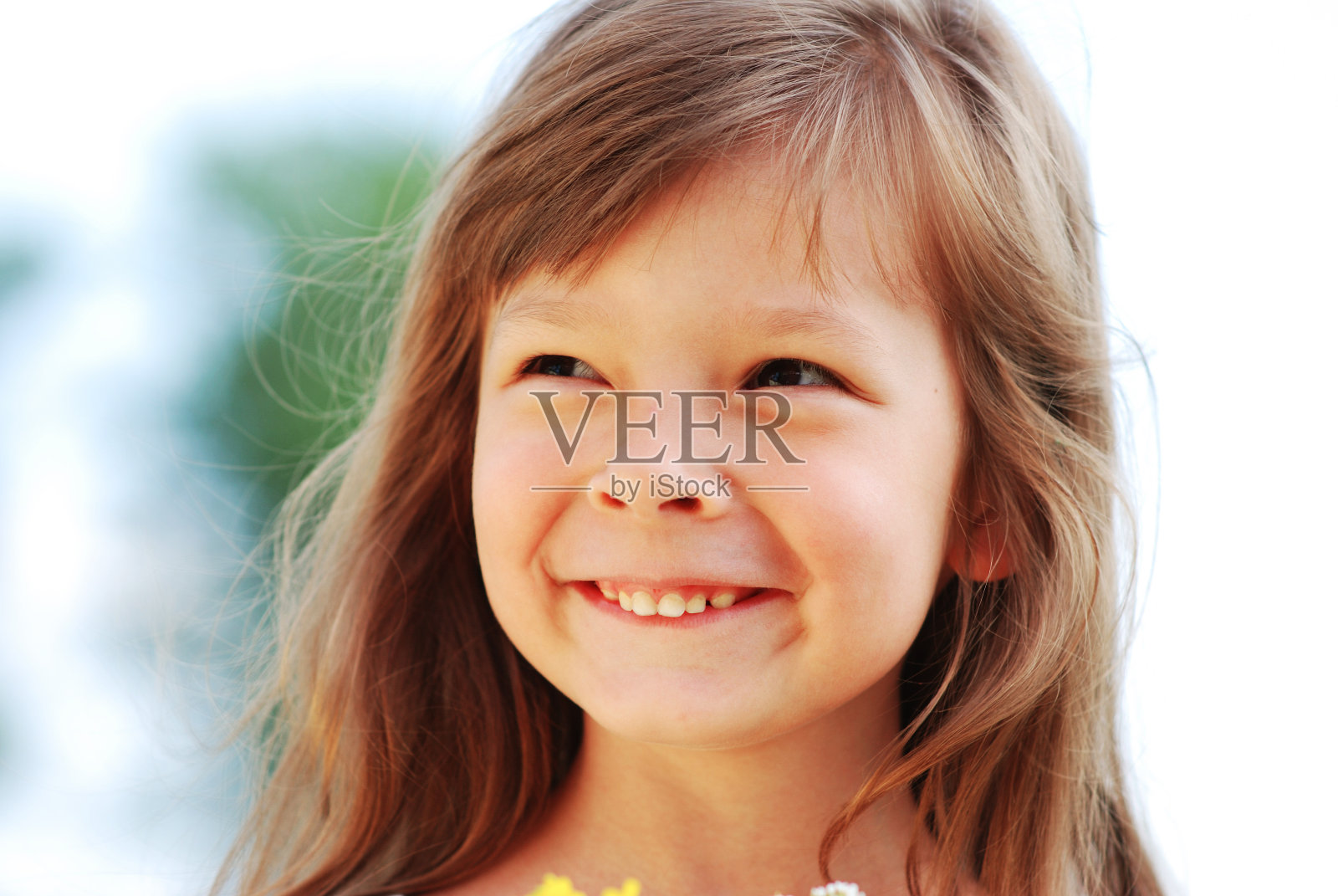 可爱的小女孩照片摄影图片