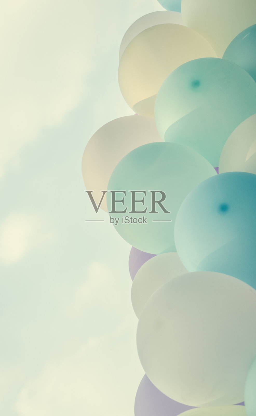 粉气球背景在柔和的云照片摄影图片