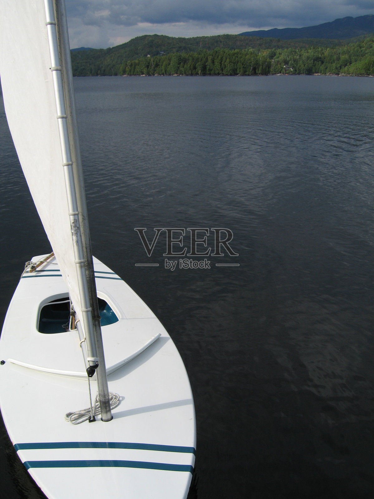 湖上的帆船照片摄影图片