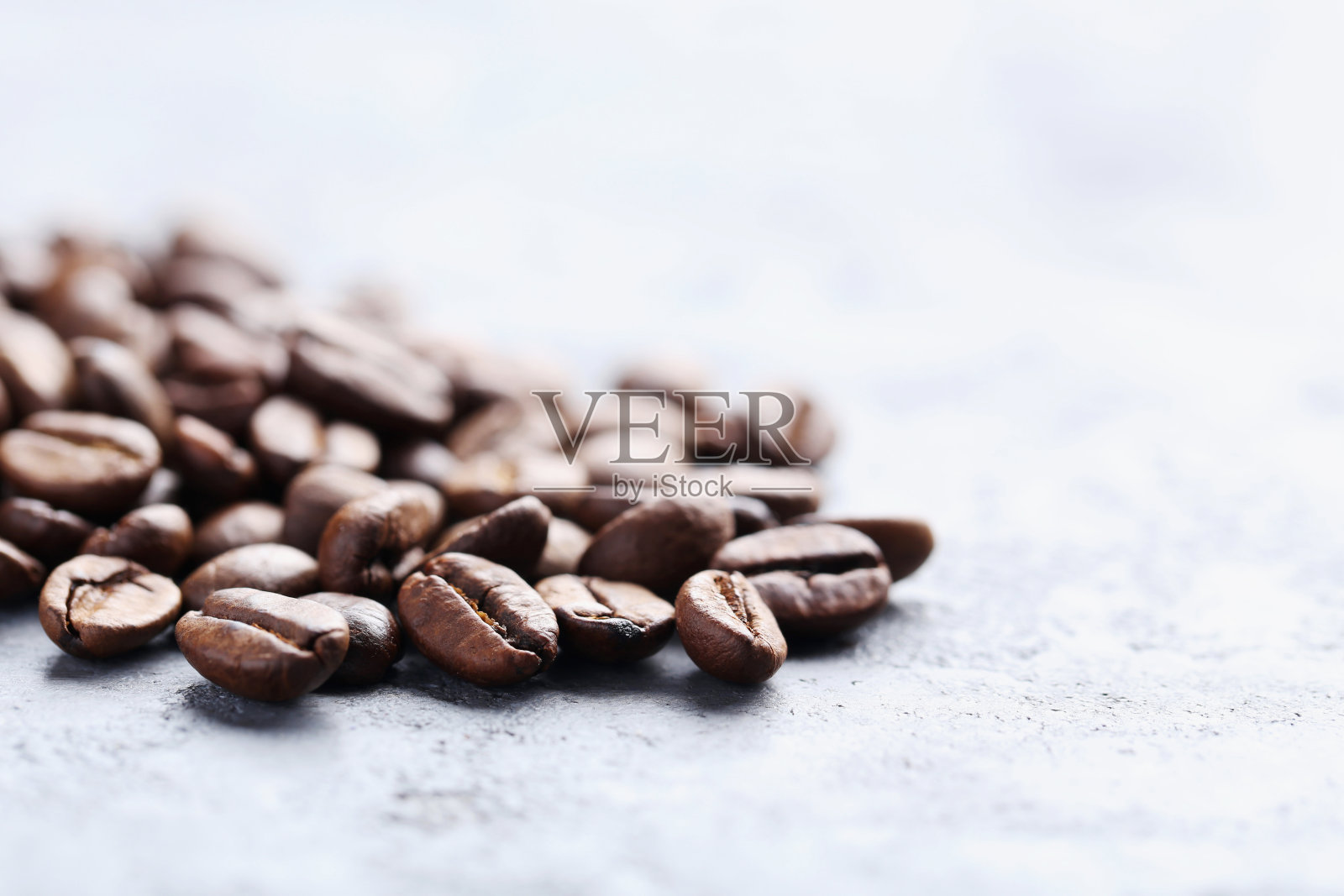 在一张灰色的桌子上烘咖啡豆照片摄影图片