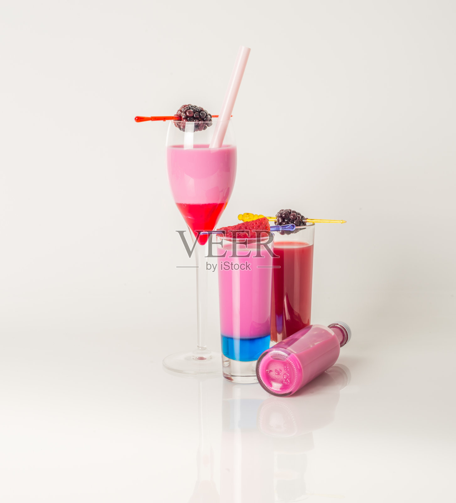 彩色饮料套装，彩色饮料装饰有水果、太阳镜、饮料吸管、彩色照片照片摄影图片