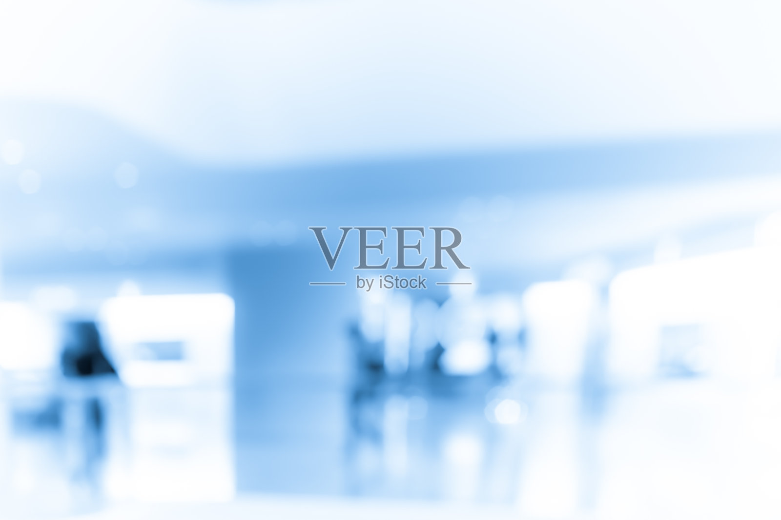 以蓝色为背景，抽象模糊购物中心的室内和零售商店照片摄影图片