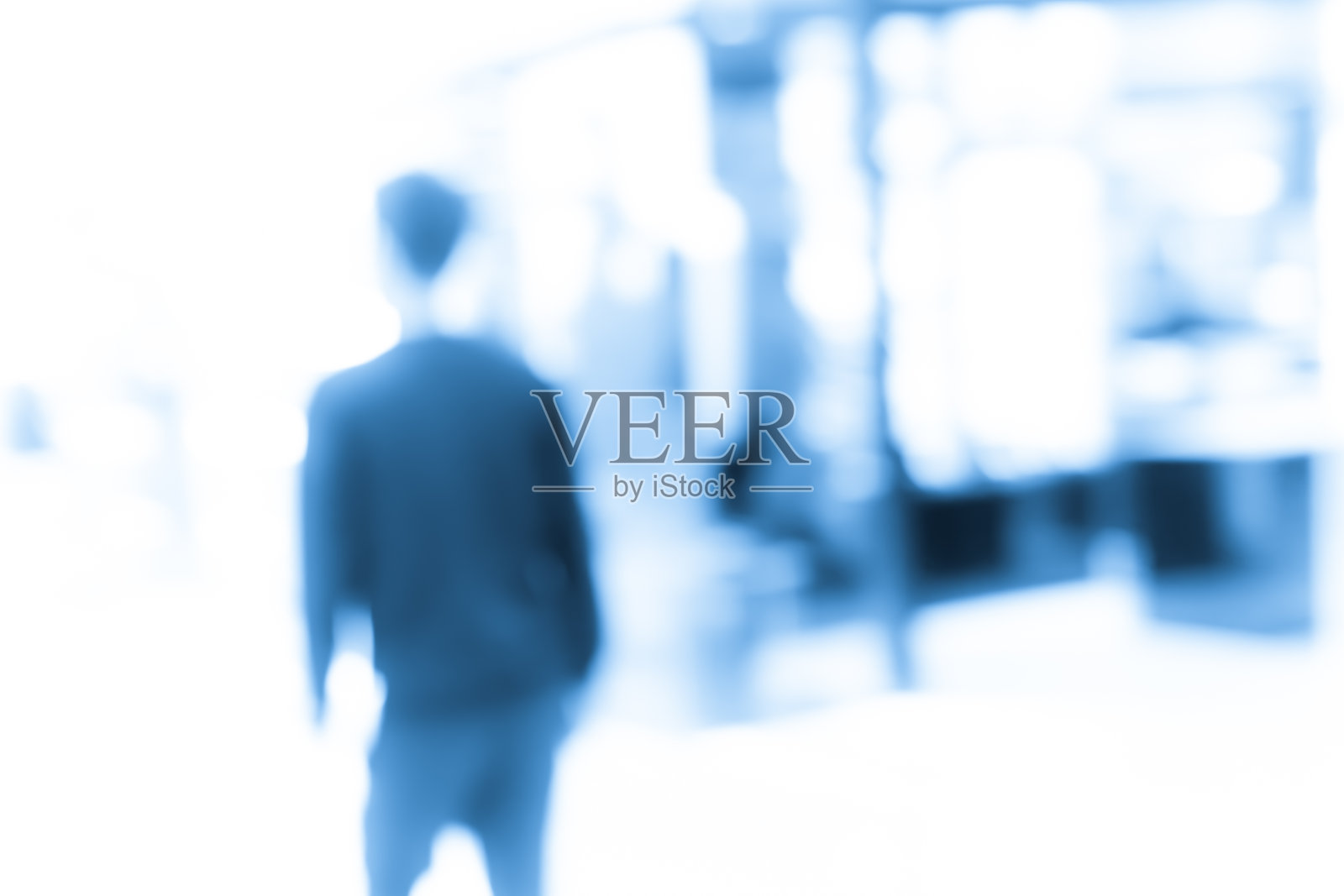 以蓝色为背景，抽象模糊购物中心的室内和零售商店照片摄影图片