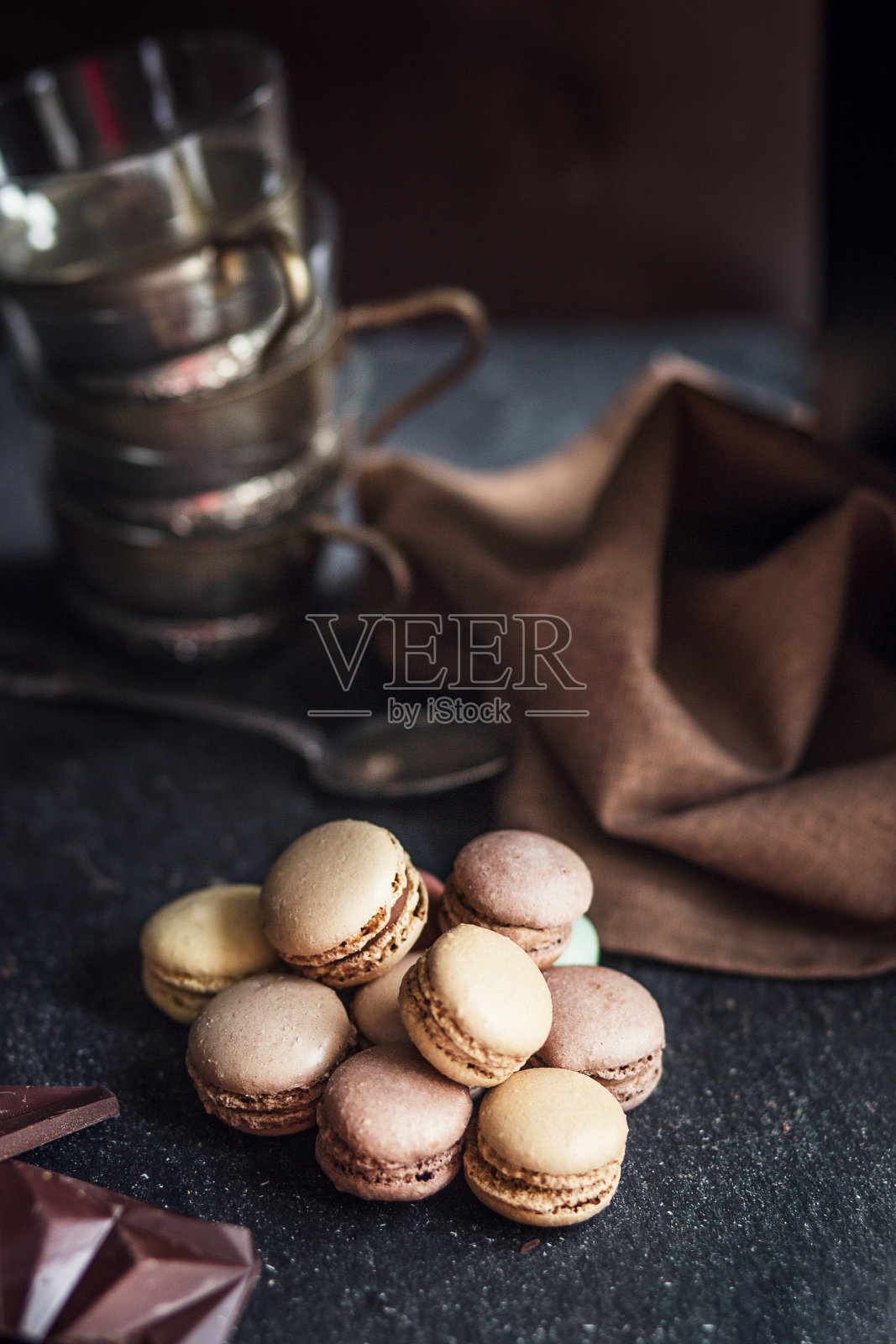 法国色彩斑斓的杏仁饼。卡布奇诺，巧克力和坚果口味。餐厅或咖啡馆的氛围。复古。古董照片摄影图片