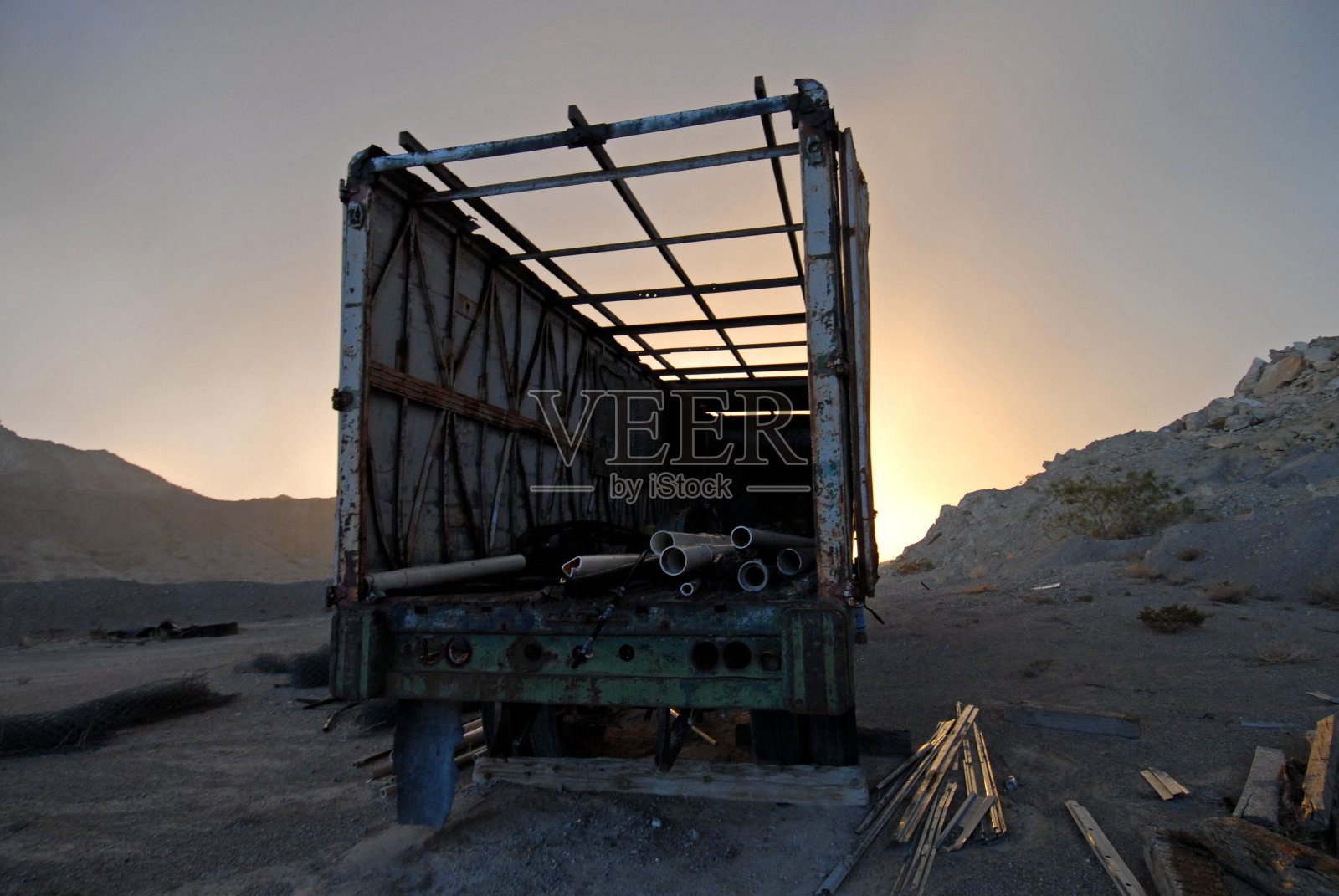 拖车在日落时分照片摄影图片