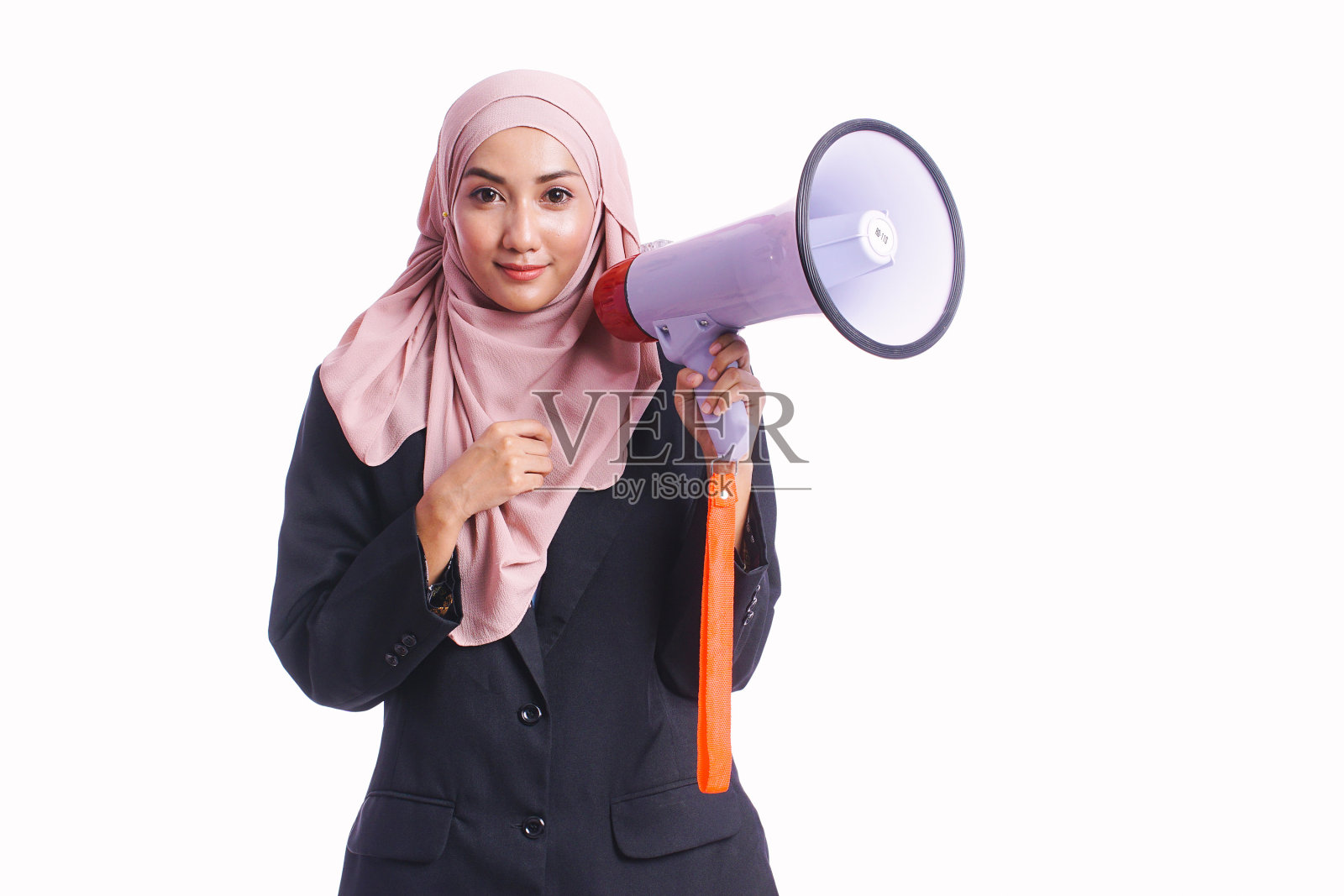 年轻的商务女性穿着办公室外套，手持话筒，白色背景——商务，金融和销售的概念照片摄影图片