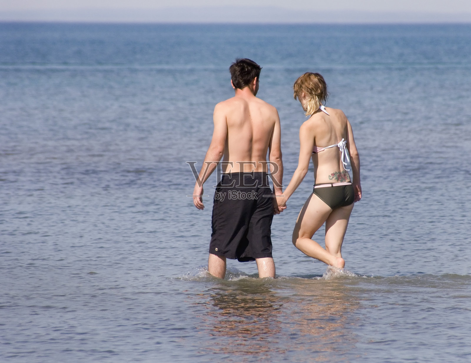 在水里涉水照片摄影图片