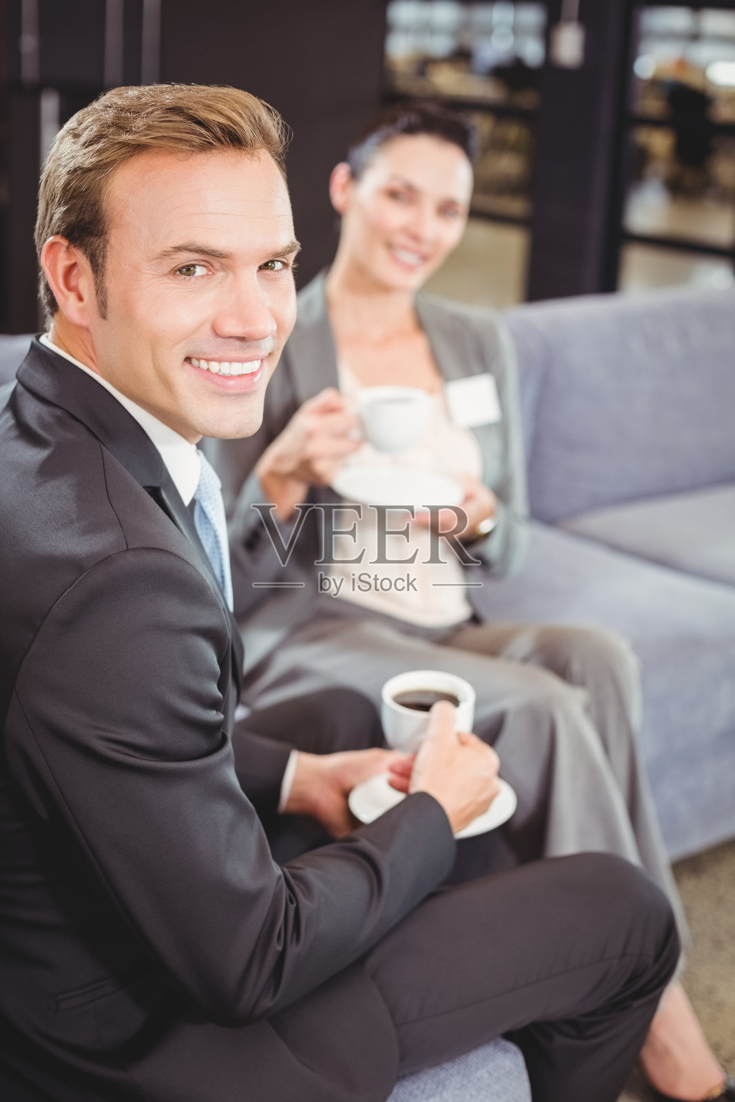 商人和女商人在休息时间喝茶照片摄影图片