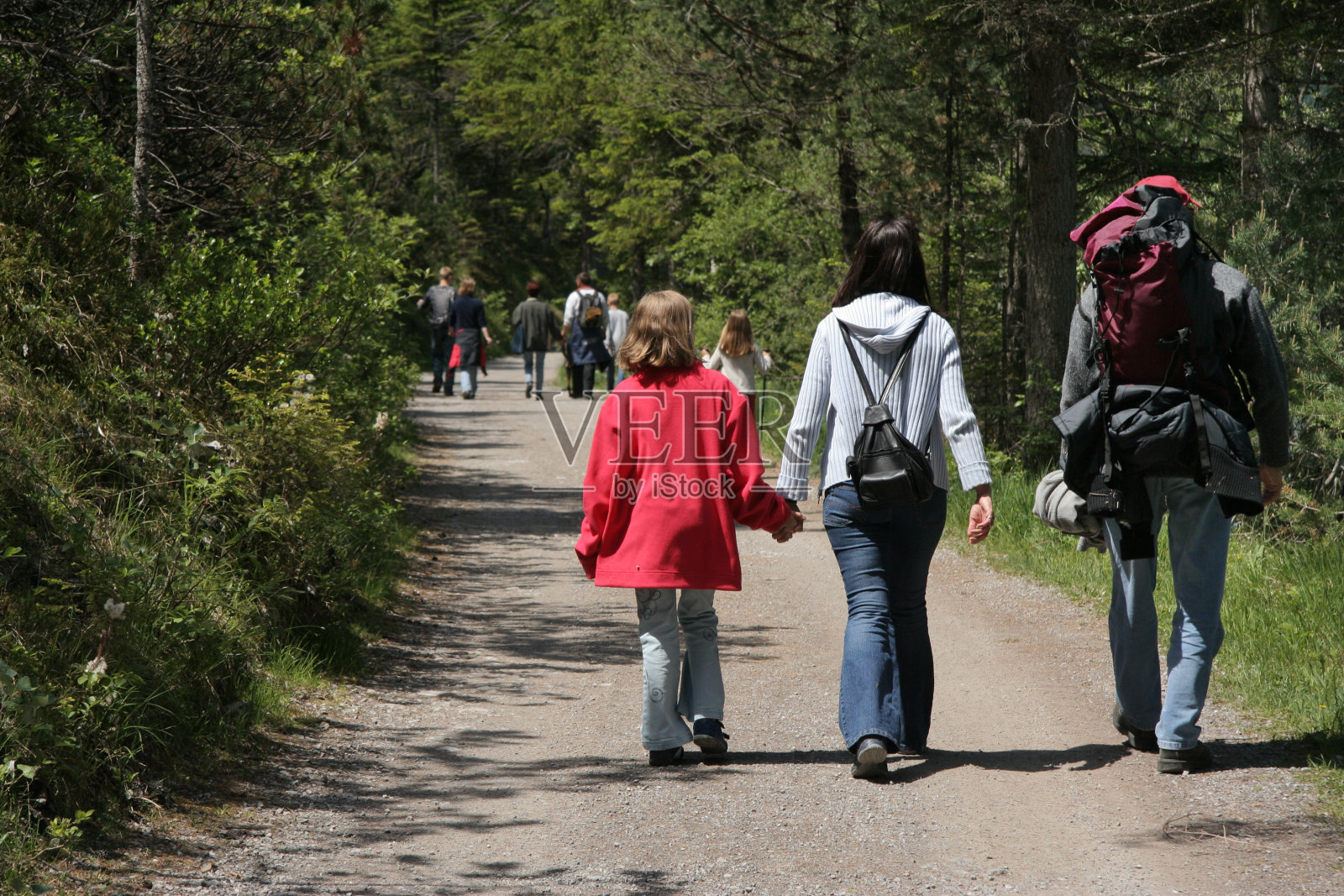 家人散步照片摄影图片