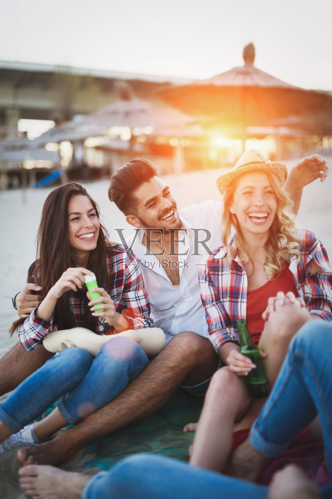 快乐的朋友们在夏天的海滩上聚会和玩乐照片摄影图片