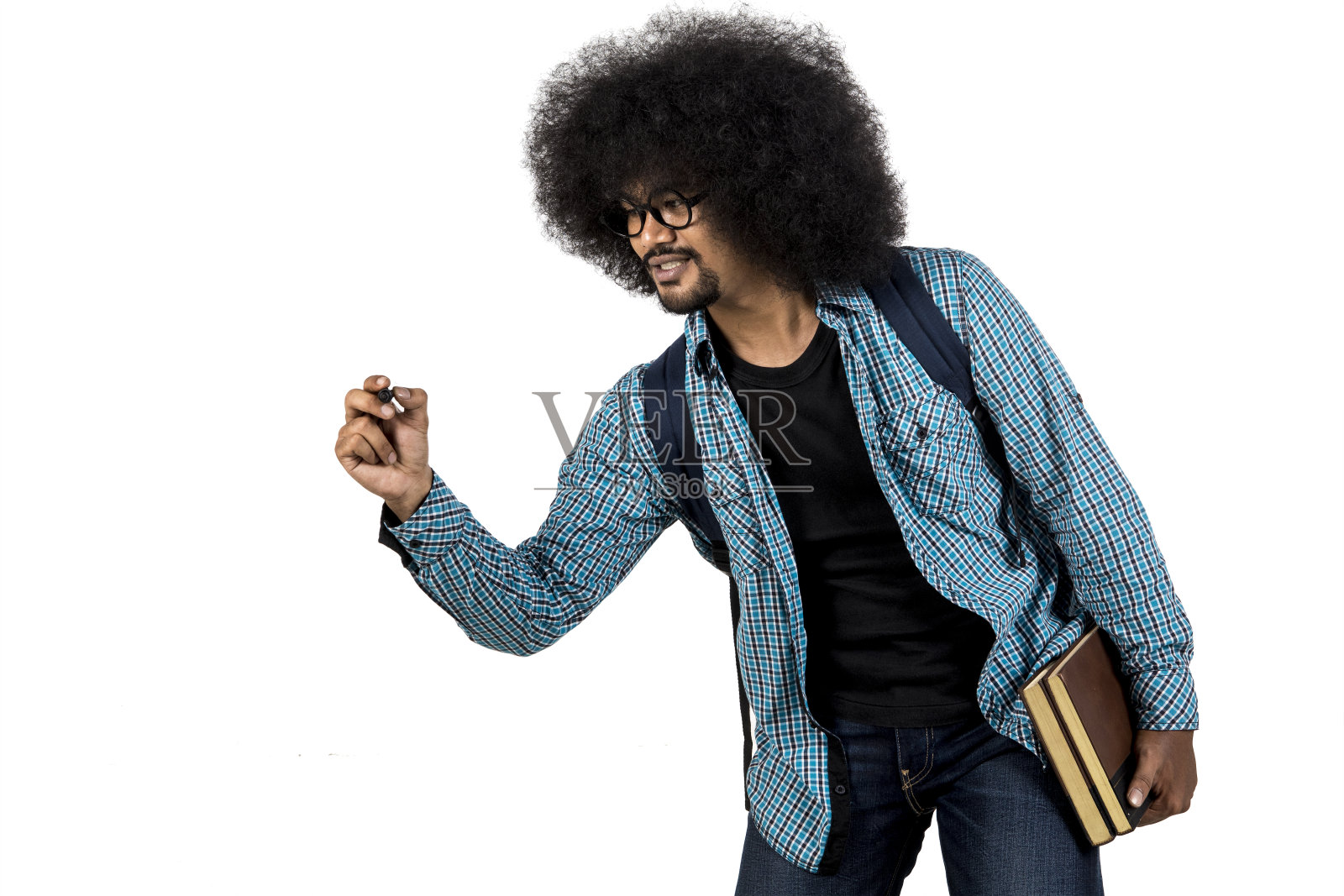 黑人用书在抄本上写字照片摄影图片