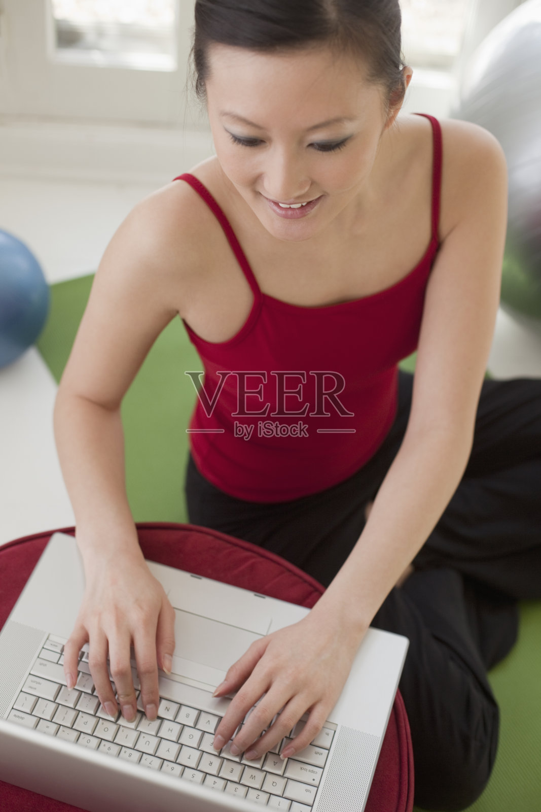 年轻的亚洲女人，手提电脑照片摄影图片