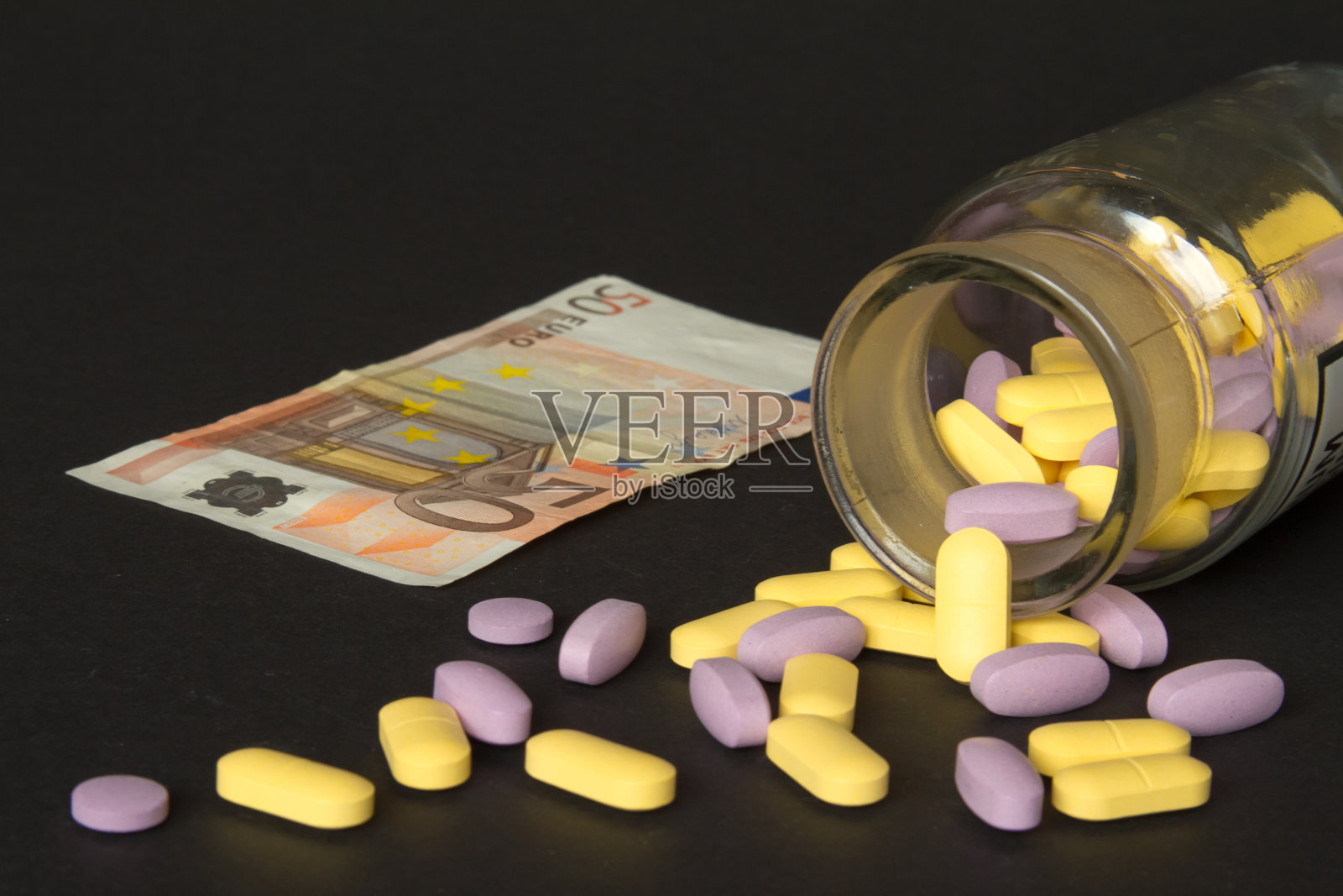 这些药是用钞票买的照片摄影图片